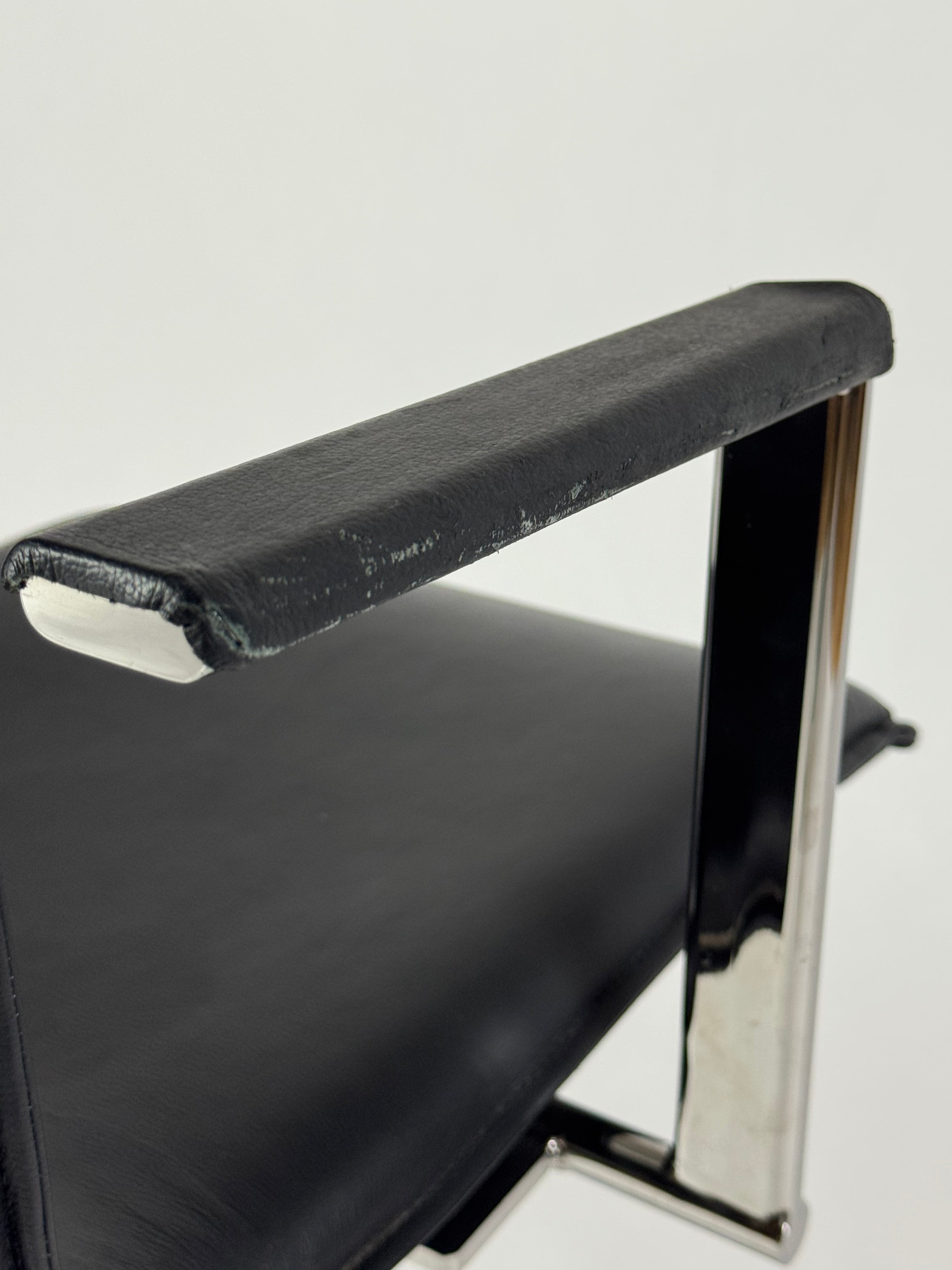 Magnus Olesen Inferno Stol m. Armlæn – Sort Læder