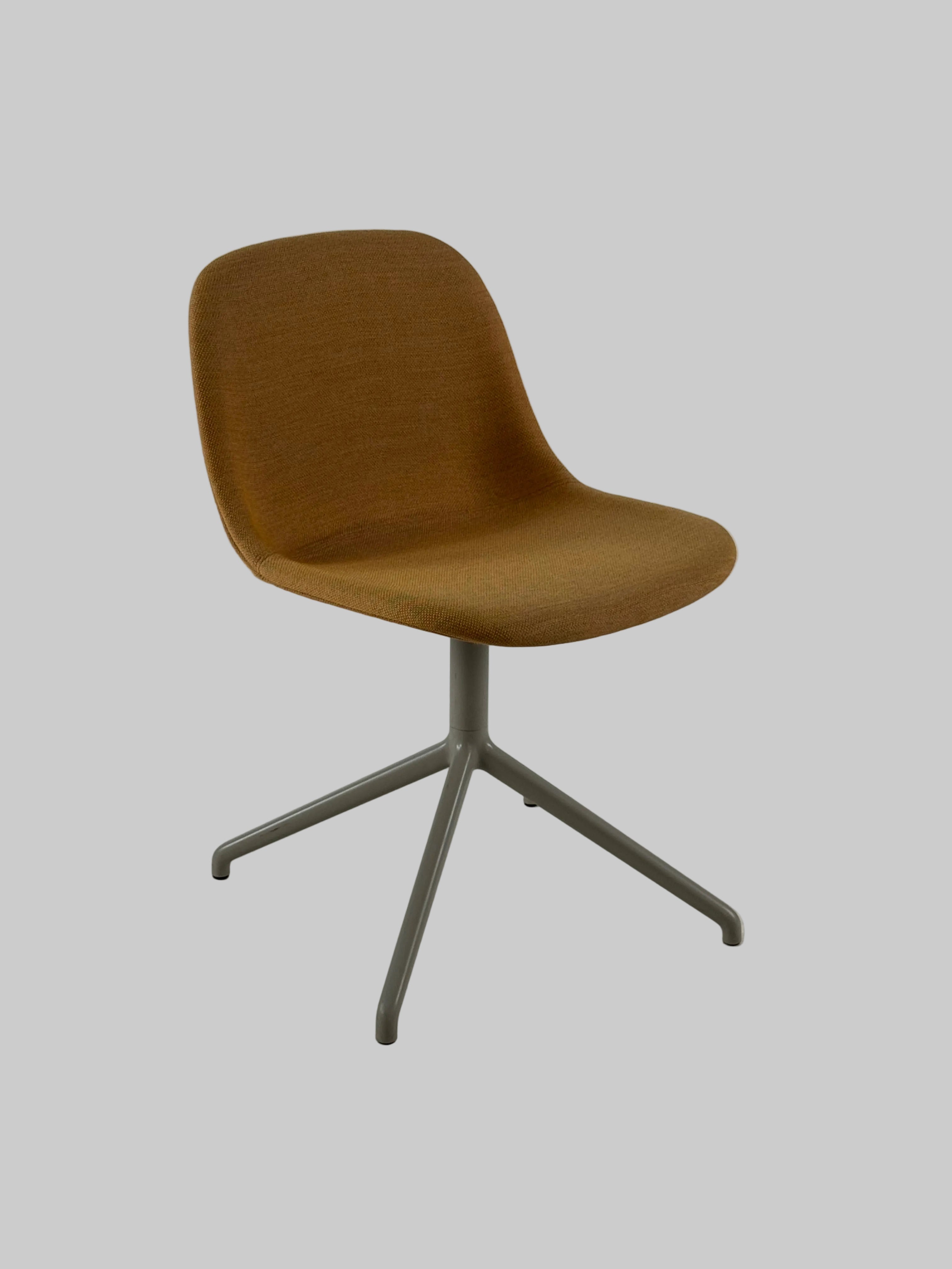 Muuto Fiber Side Stol – Brun/Gråt Stel