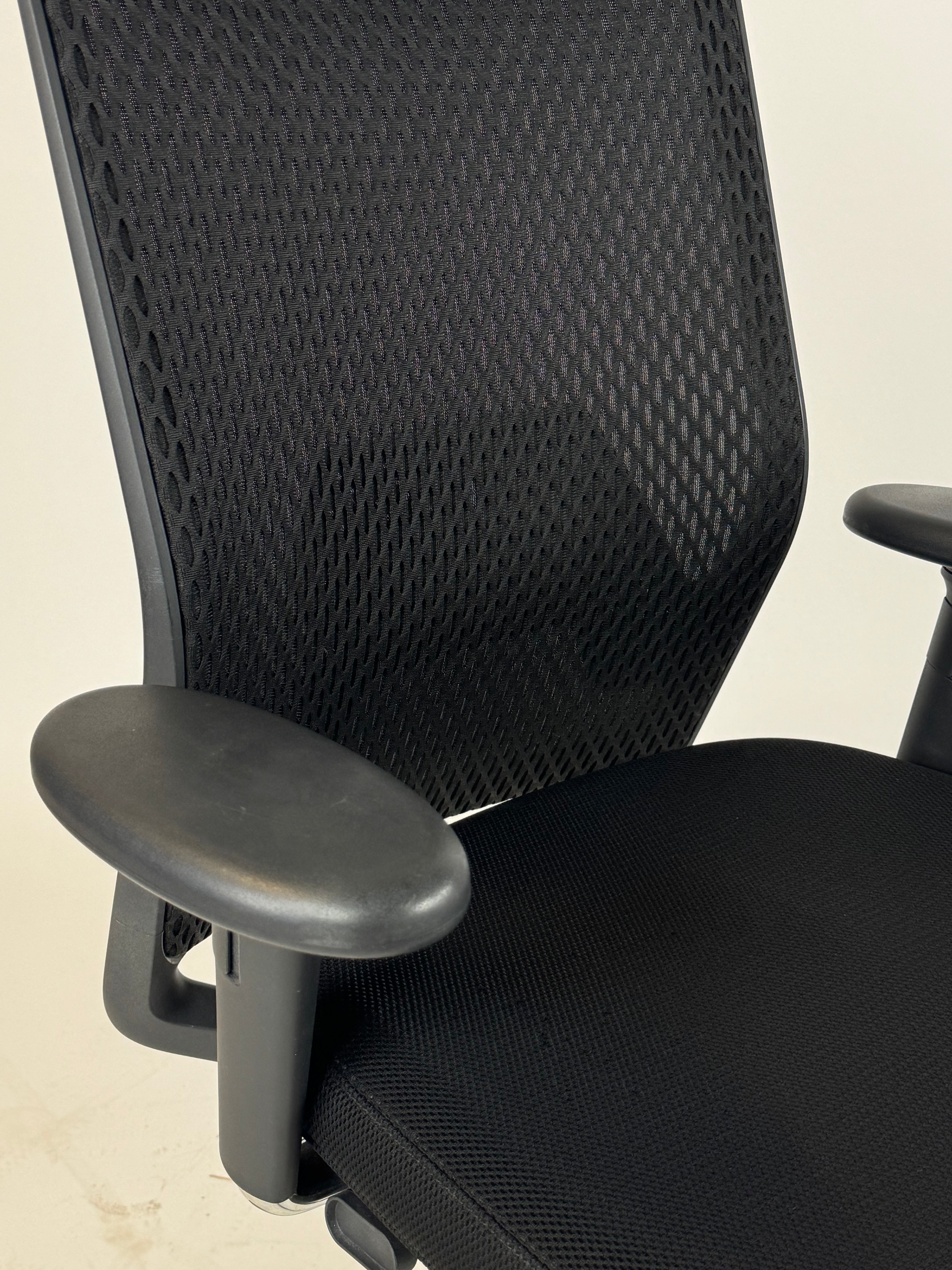 Vitra ID Mesh Kontorstol – Sort m. Armlæn