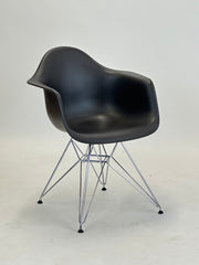 Vitra Eames Plastic Armchair DAR (Sort)