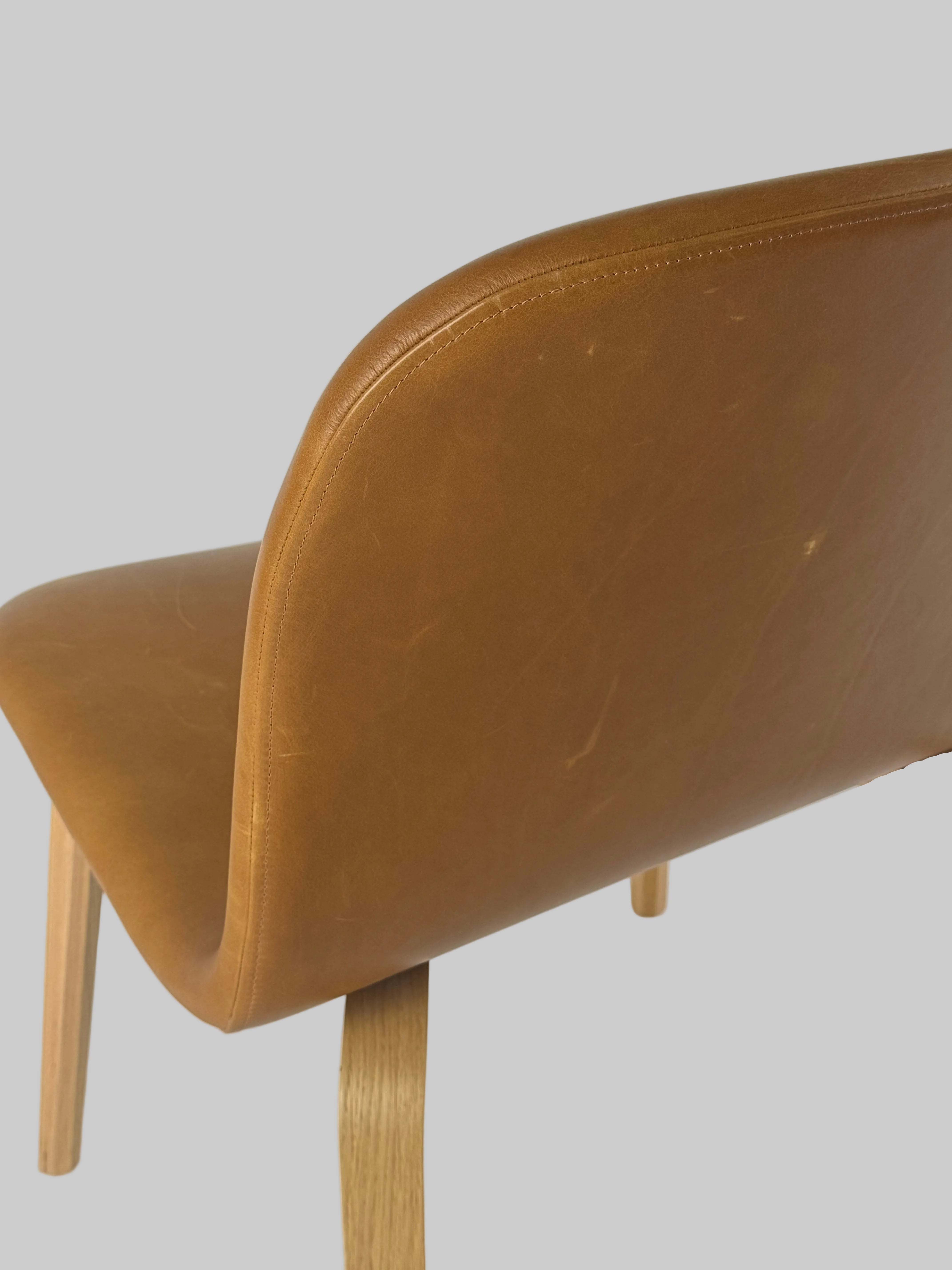 Muuto Visu Loungestol – Cognac Læder/Eg Stel