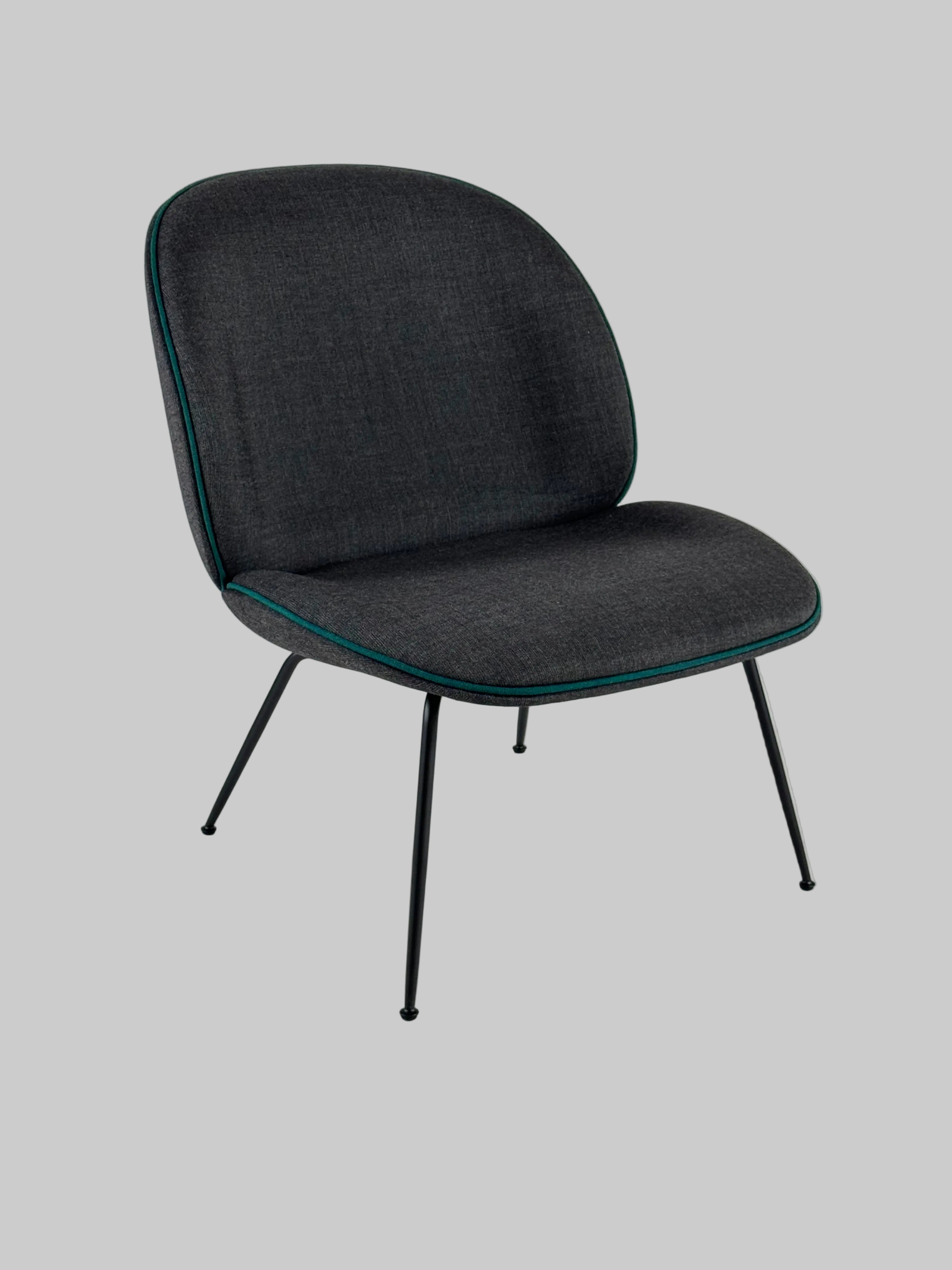 GUBI Beetle Loungestol – Mørkegrå/Sort Stel