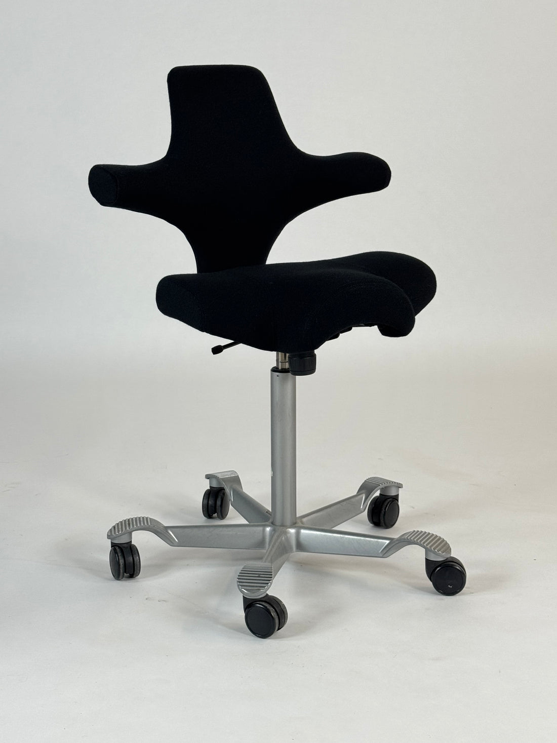 HÅG Capisco 8106 - 265 mm gaslift - Nypolstret i Sort