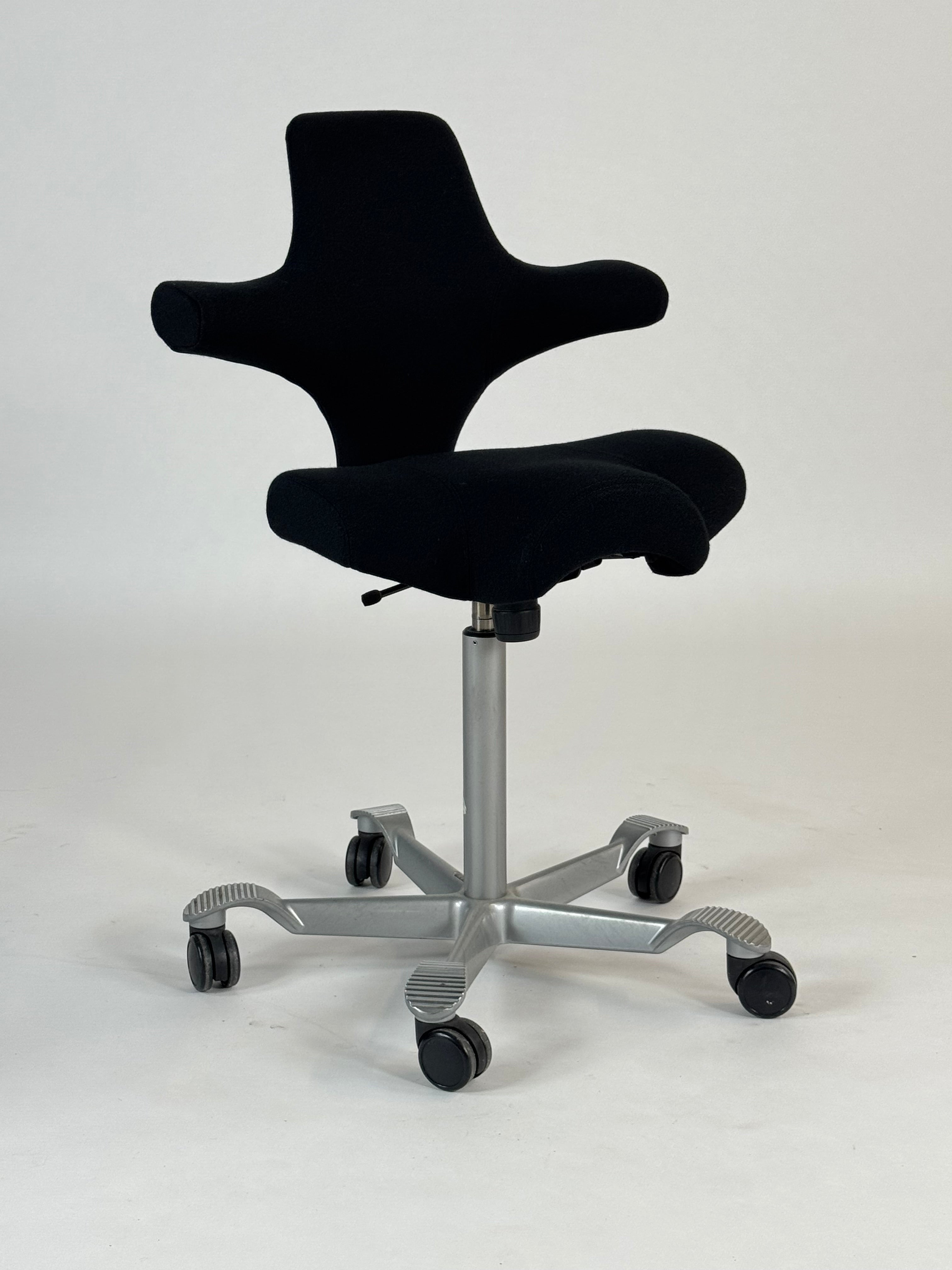 HÅG Capisco 8106 - 265 mm gaslift - Nypolstret i Sort