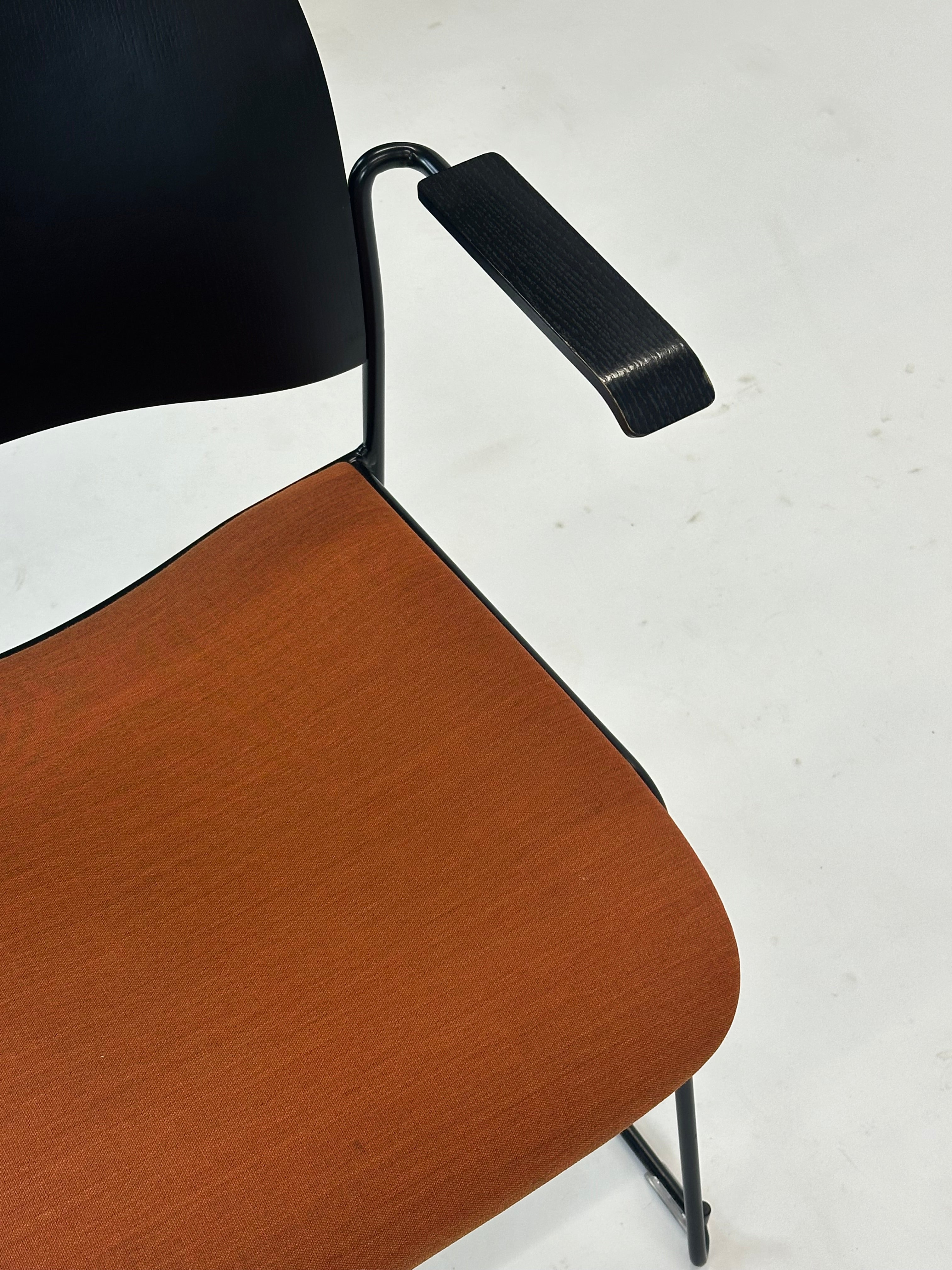 Howe | 40/4 Konferencestol (Orange/Sort)