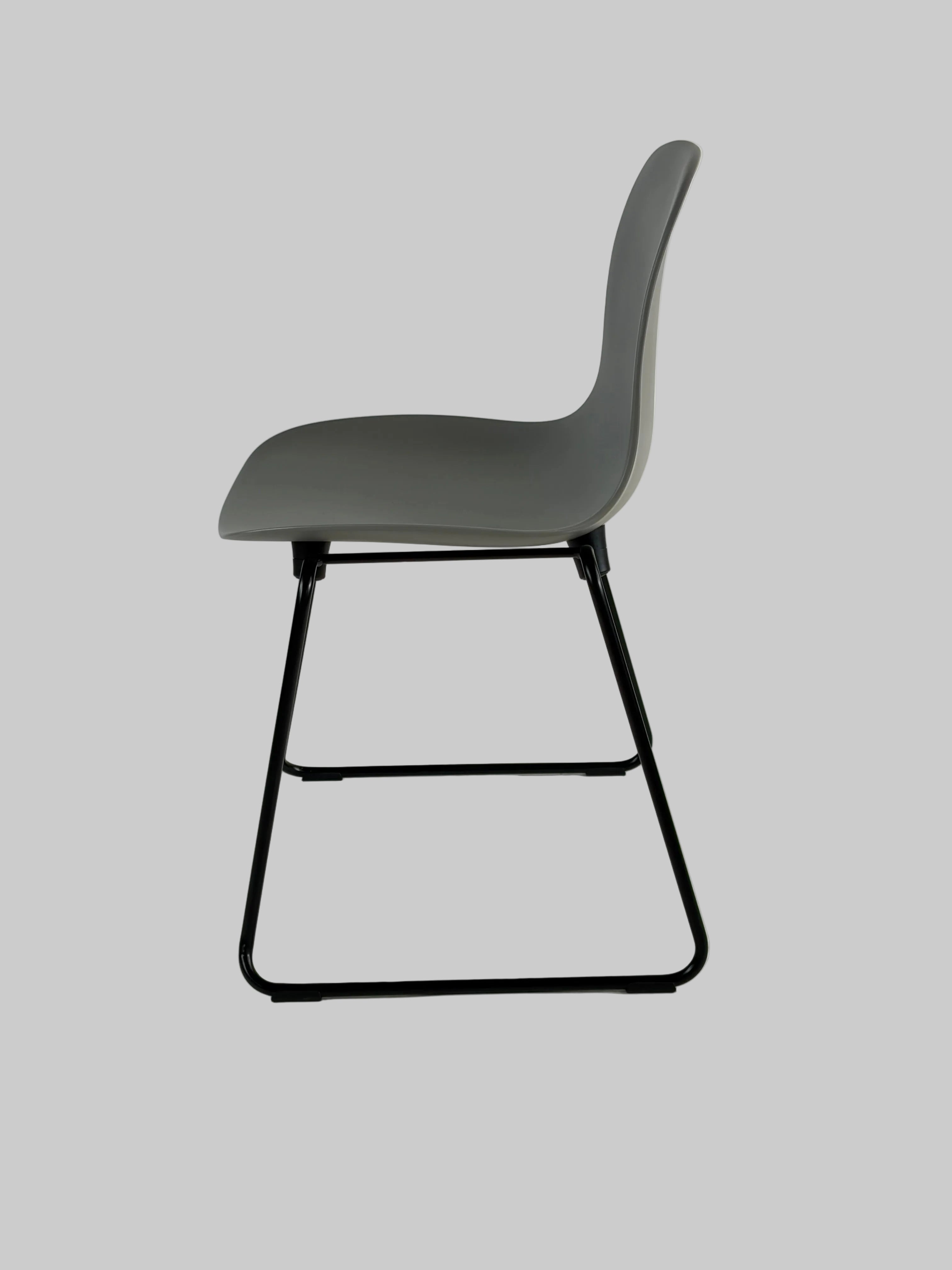 Normann Copenhagen Form Stol – Grå/Sort Stel