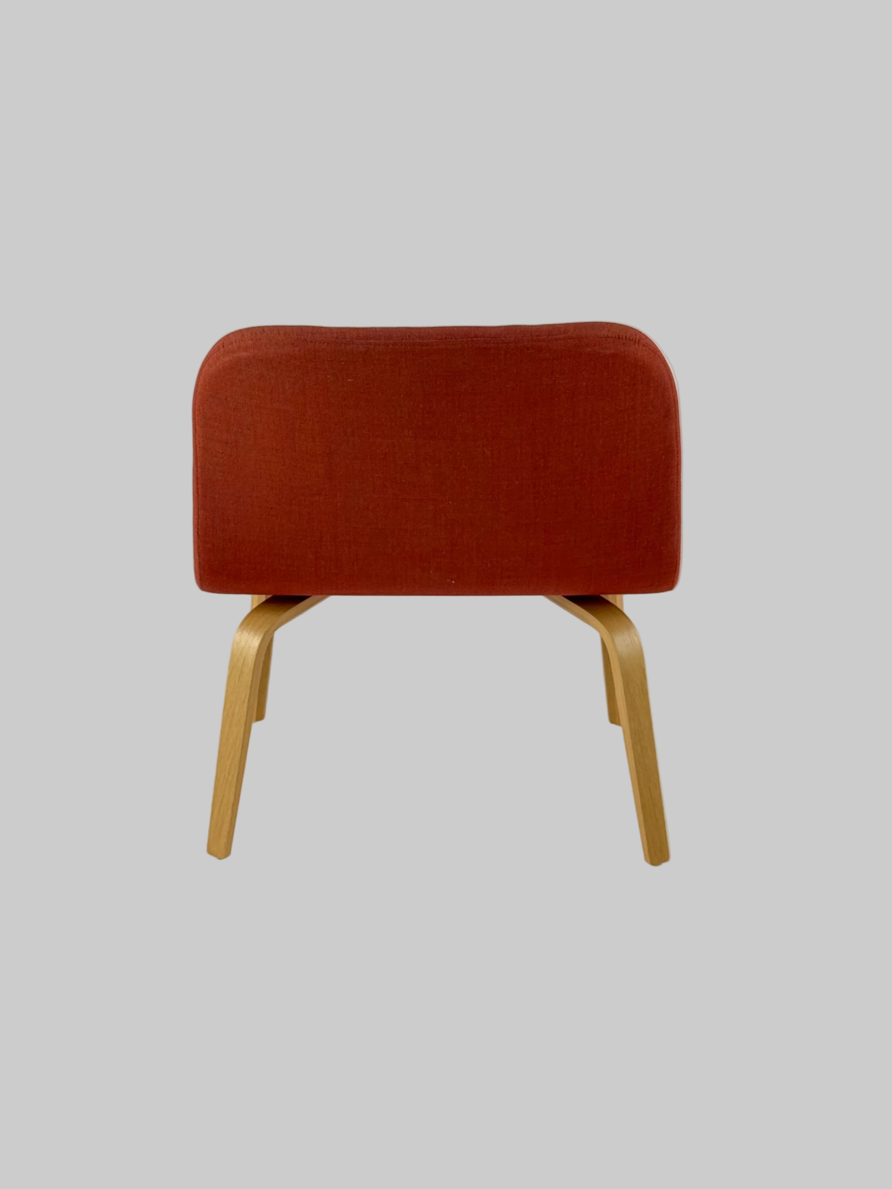 Muuto Visu Loungestol – Rød/Eg Stel