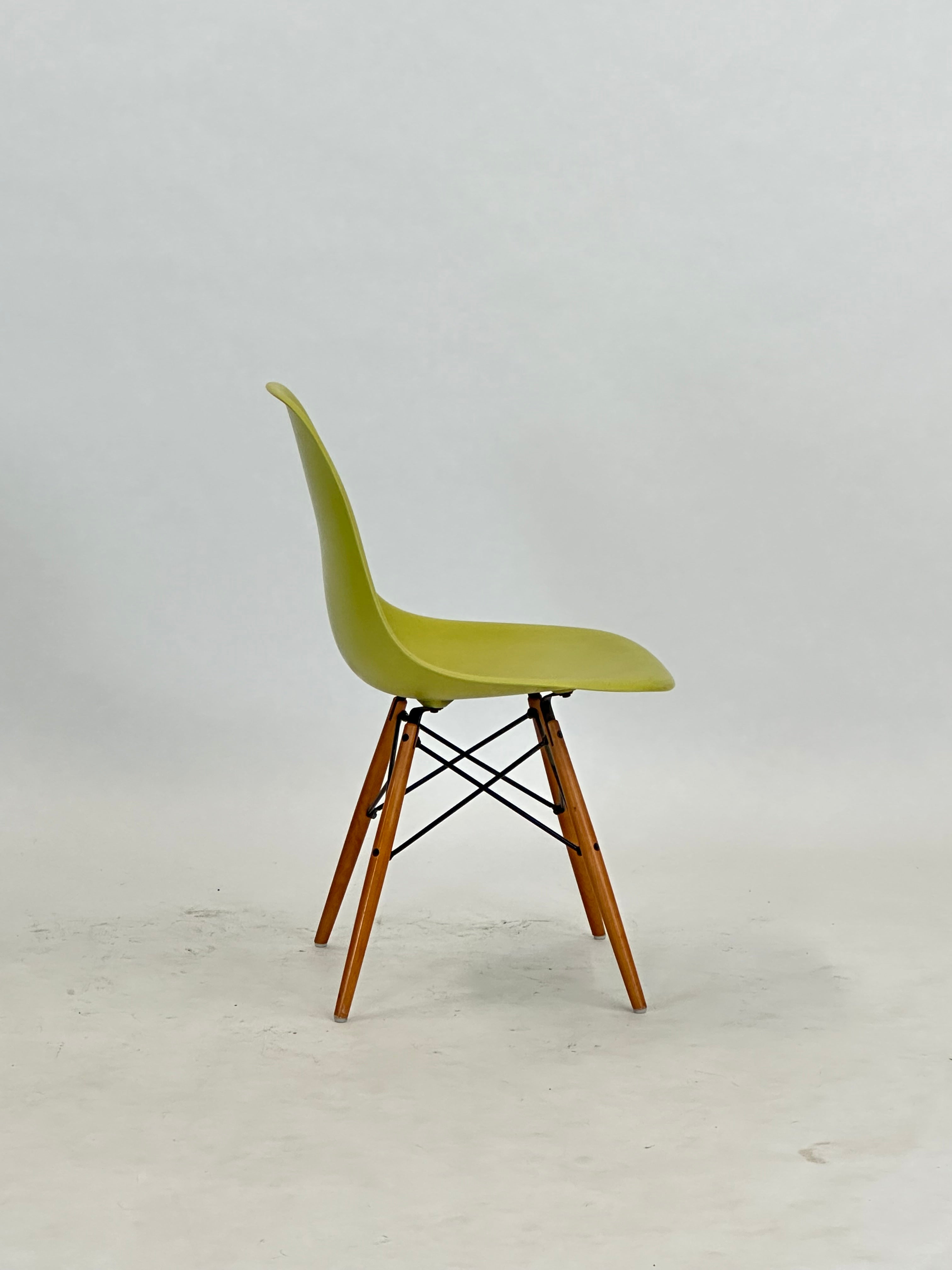 Vitra Eames DSW Stol  (Gul)