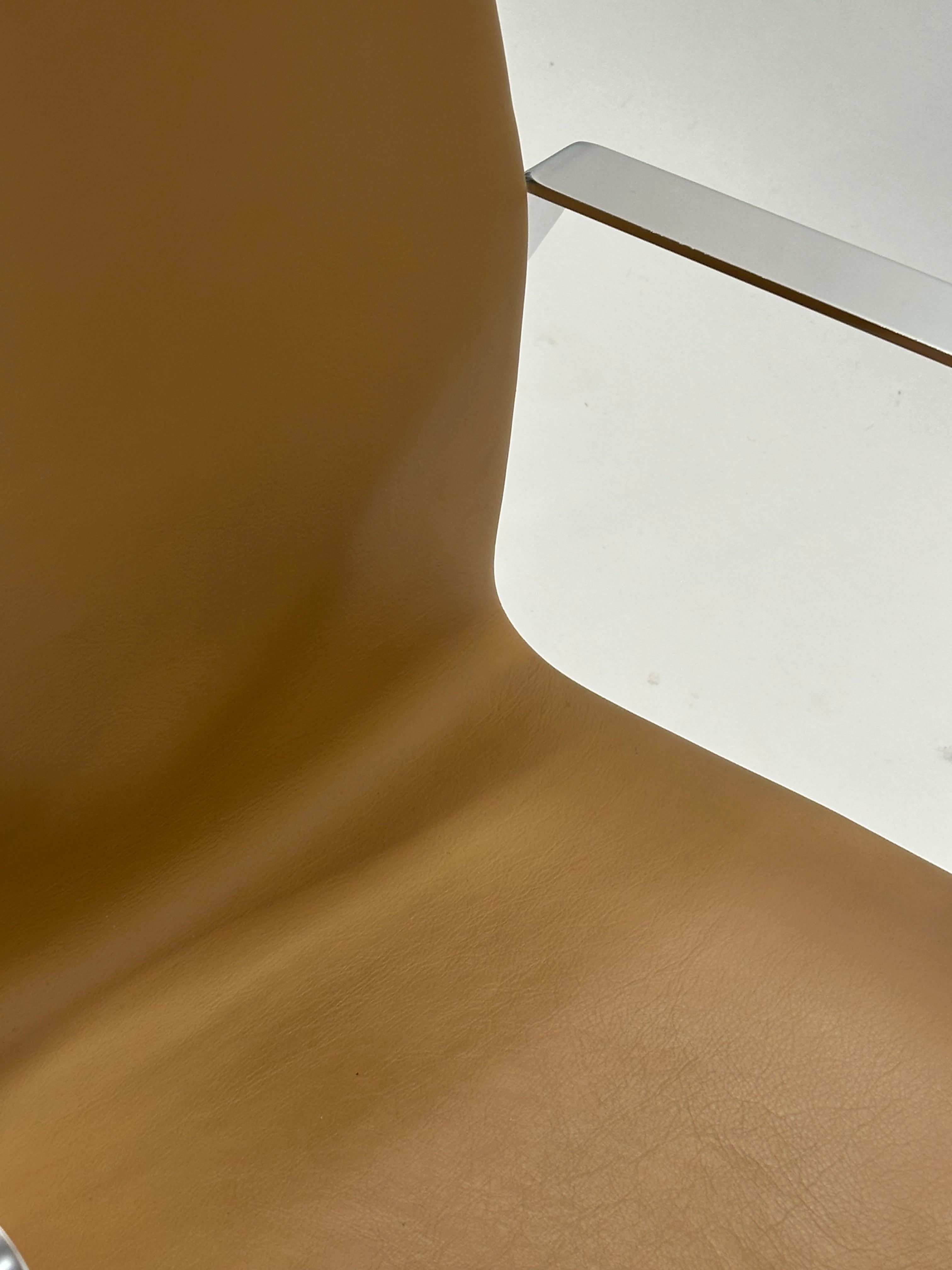 Four Design - 4-Cast® XL Mødestol (Lysebrun m. krom armlæn)