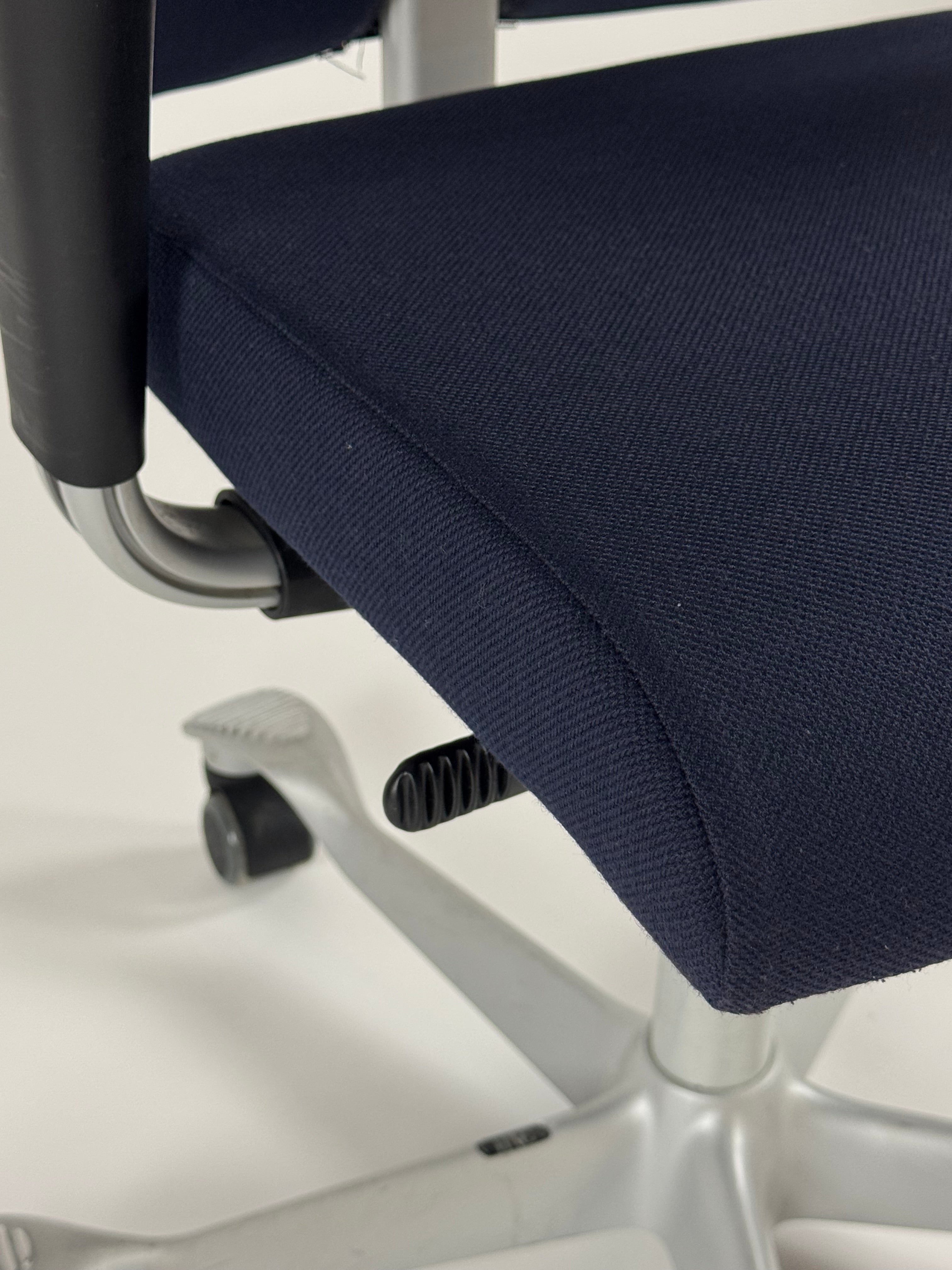 HÅG H04 4200 Kontorstol – Mørkeblå/Sort Stel m. Armlæn 200mm