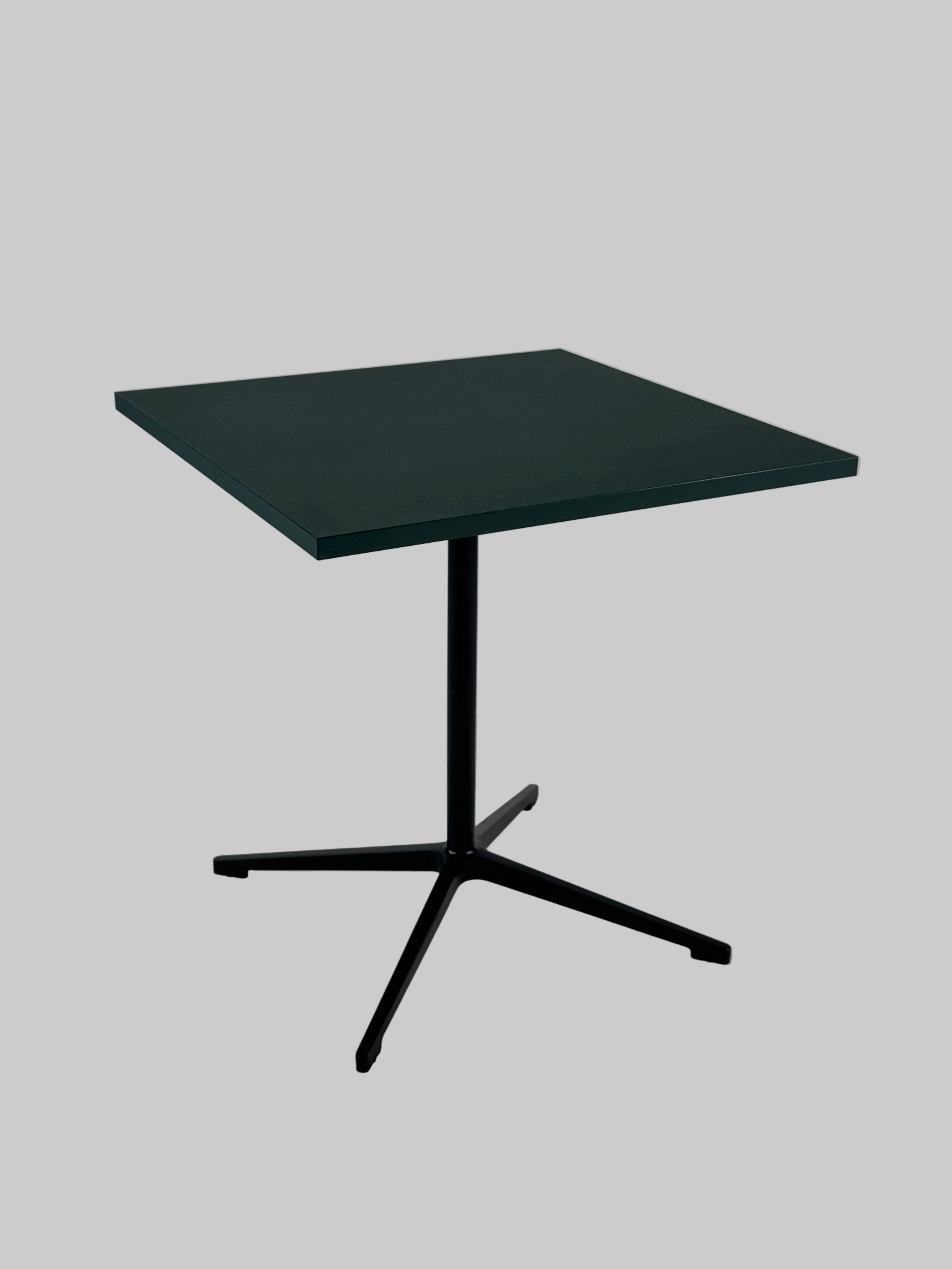 Bord – Mørkegrøn/Sort Stel 70x70cm