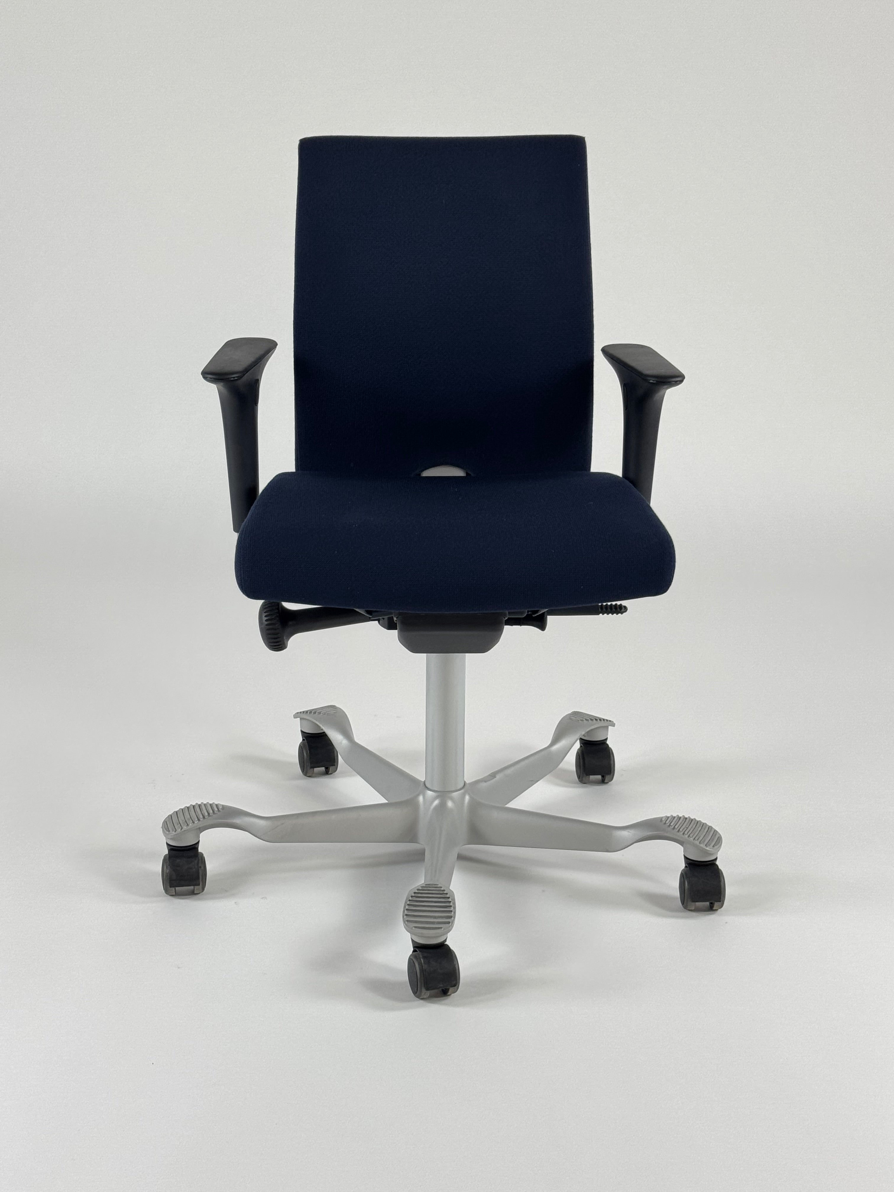 HÅG Creed 6002 Kontorstol – Mørkeblå/Gråt Stel m. Armlæn 200 mm