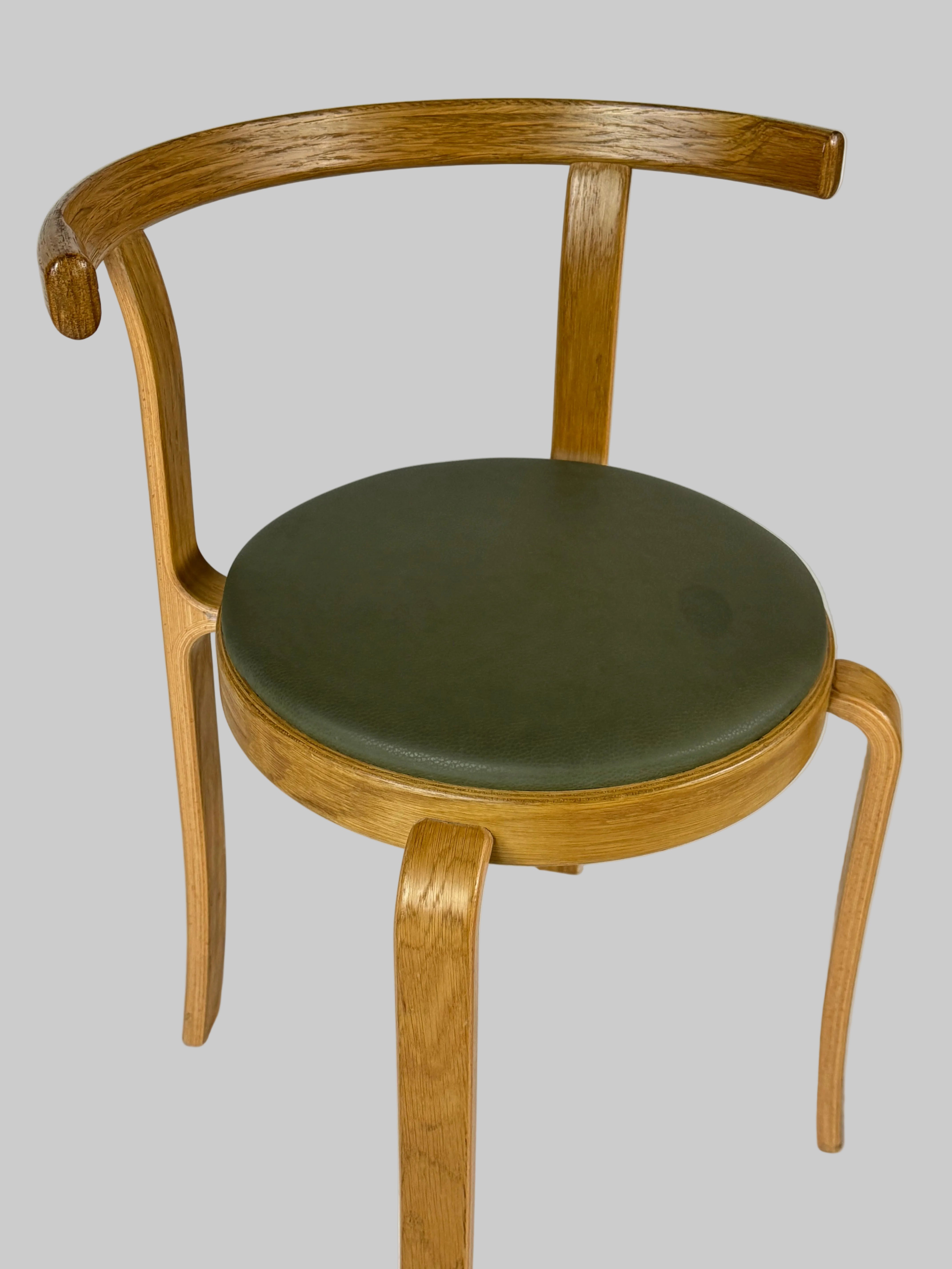 Magnus Olesen 8000 Series Stol – Mørkegrøn/Eg Stel