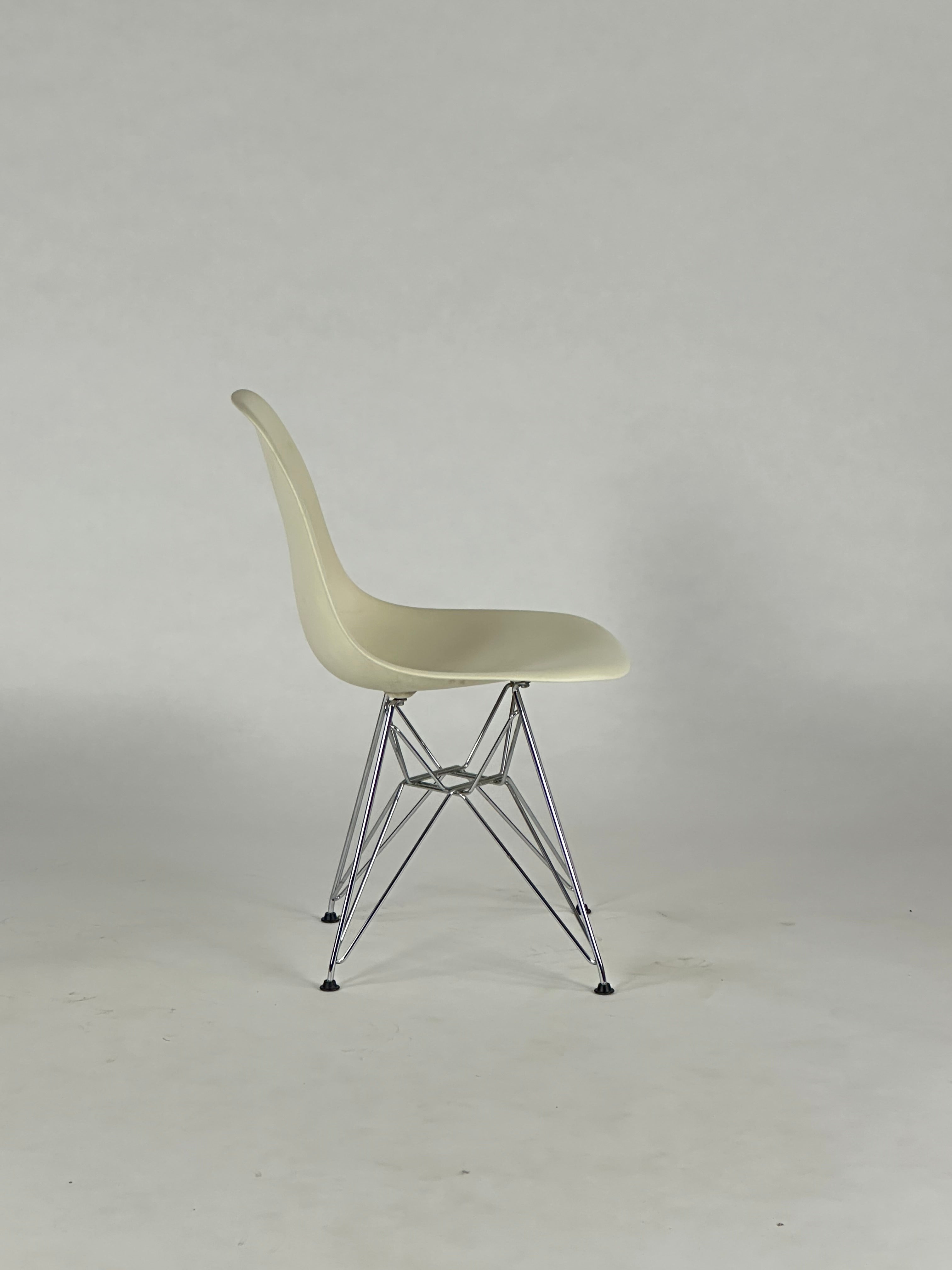 Vitra Eames Plastic Sidechair