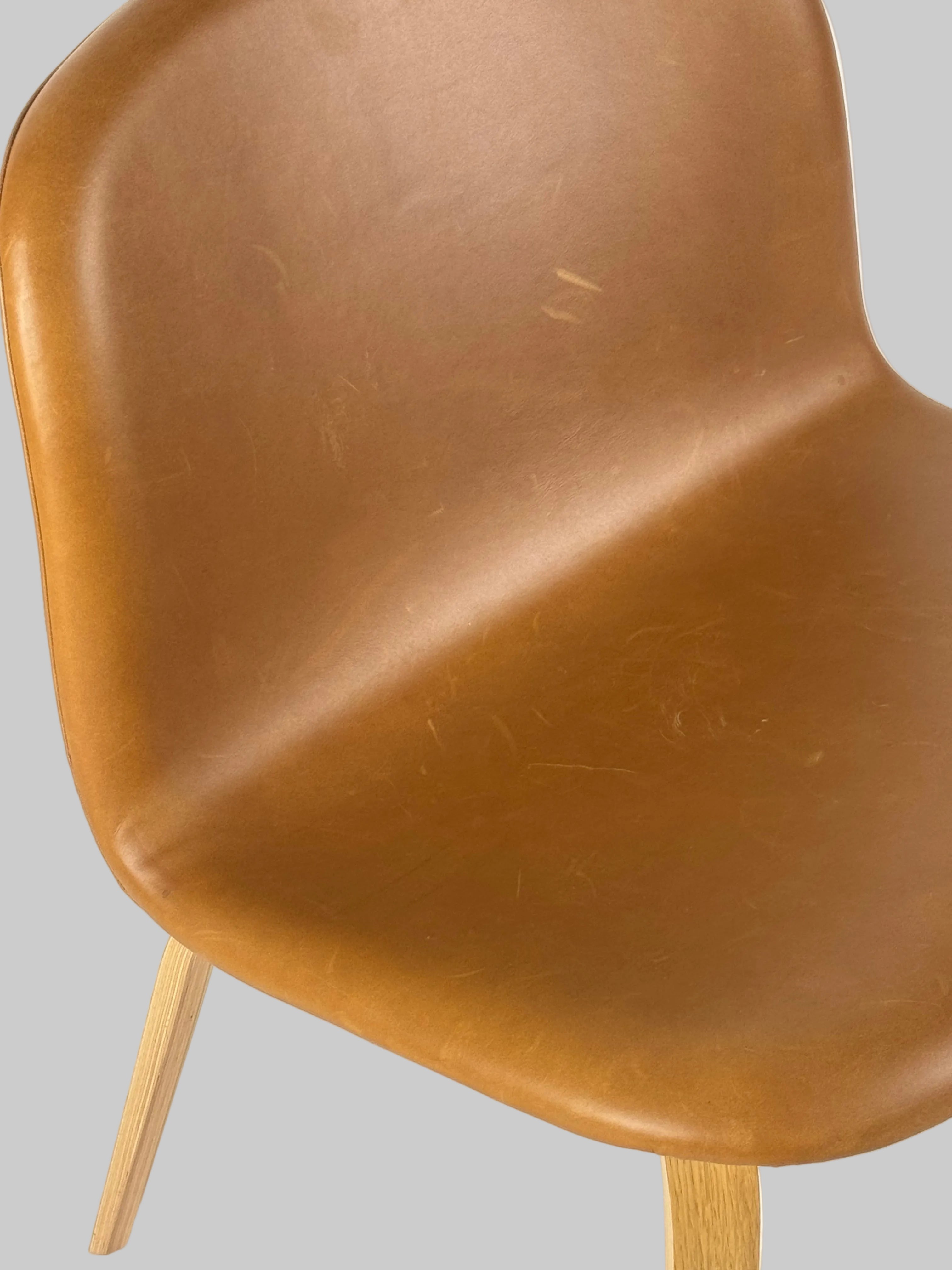 Muuto Visu Loungestol – Cognac Læder/Eg Stel