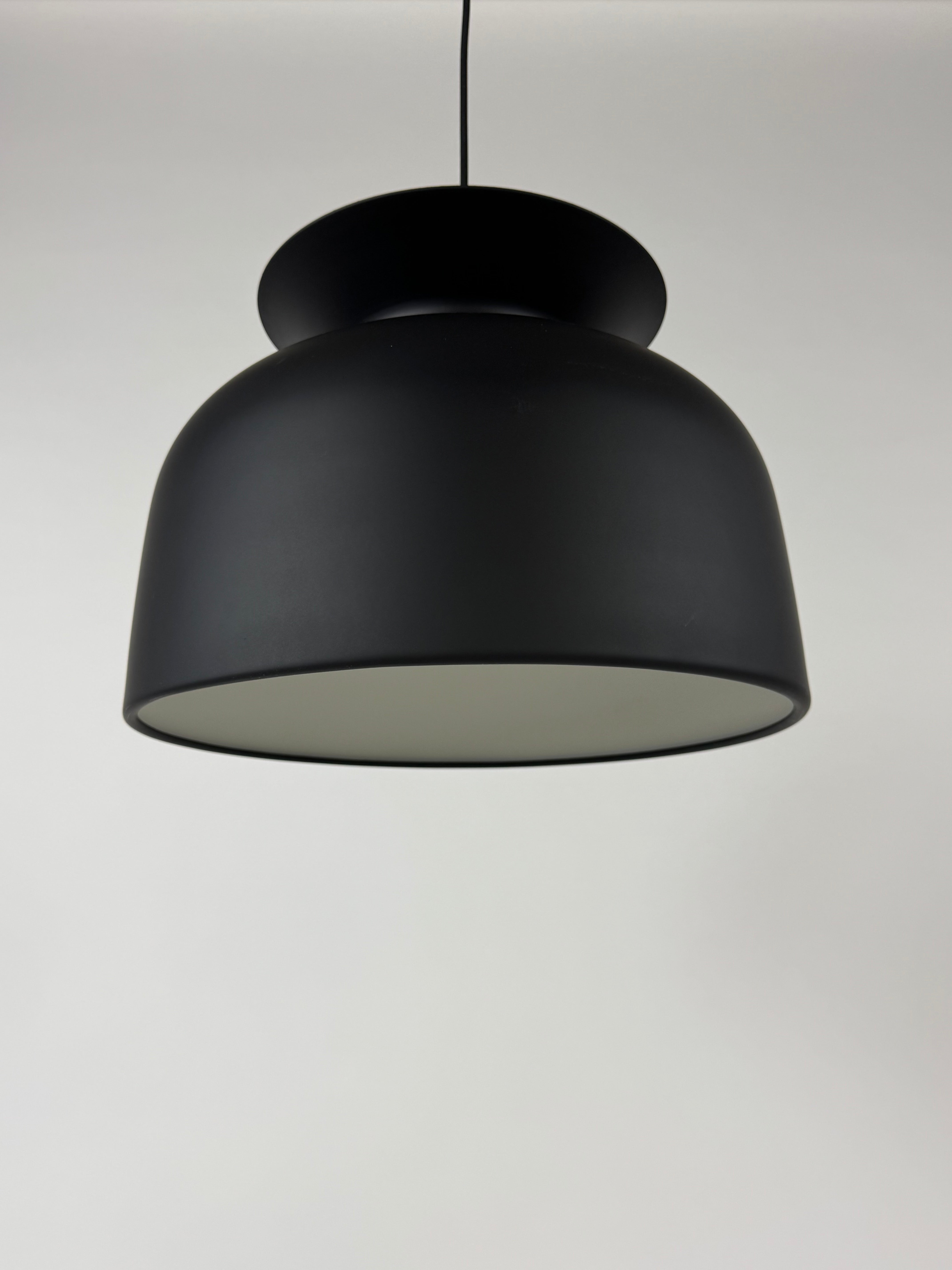 GUBI Ronde Lampe – Sort Ø40 cm
