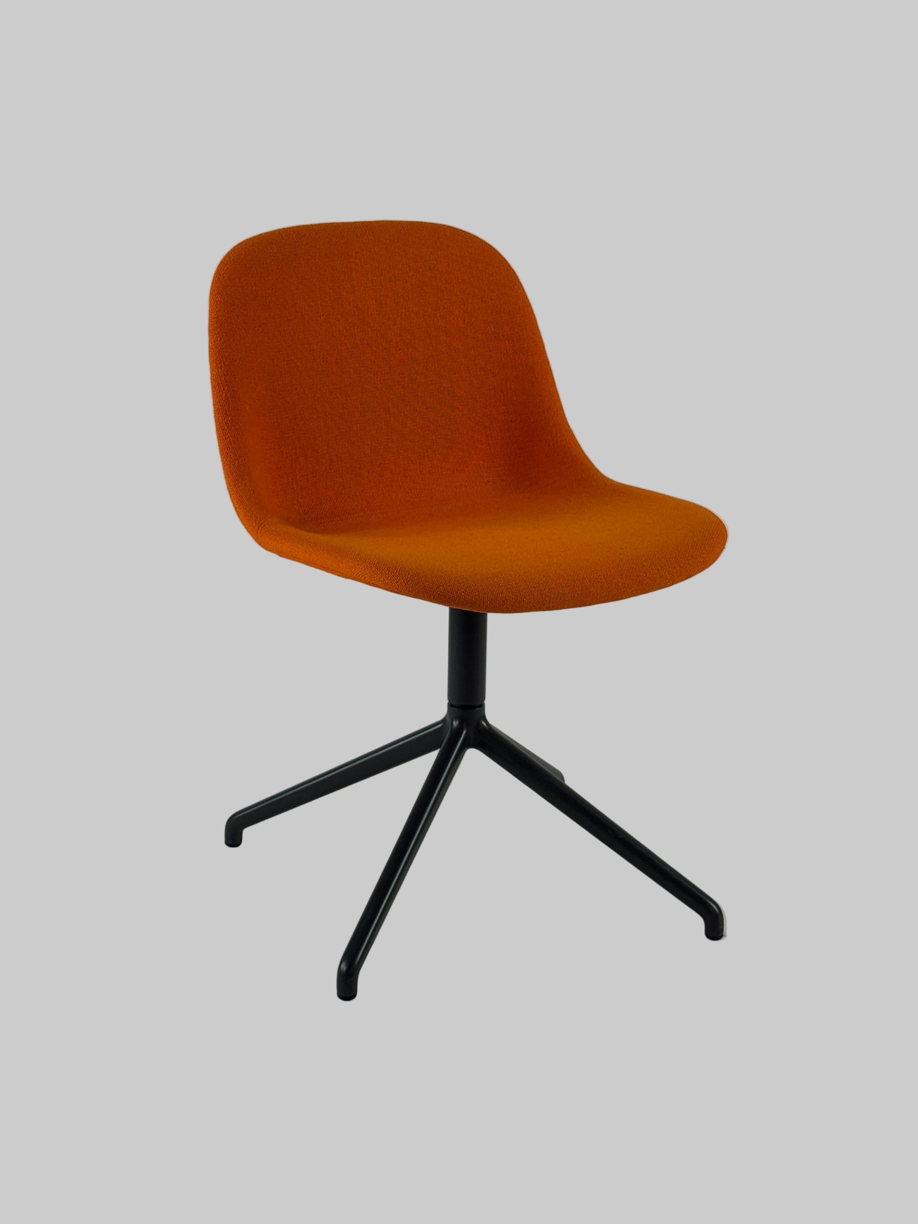 Muuto Fiber Side Stol – Orange/Antracitgrå Stel