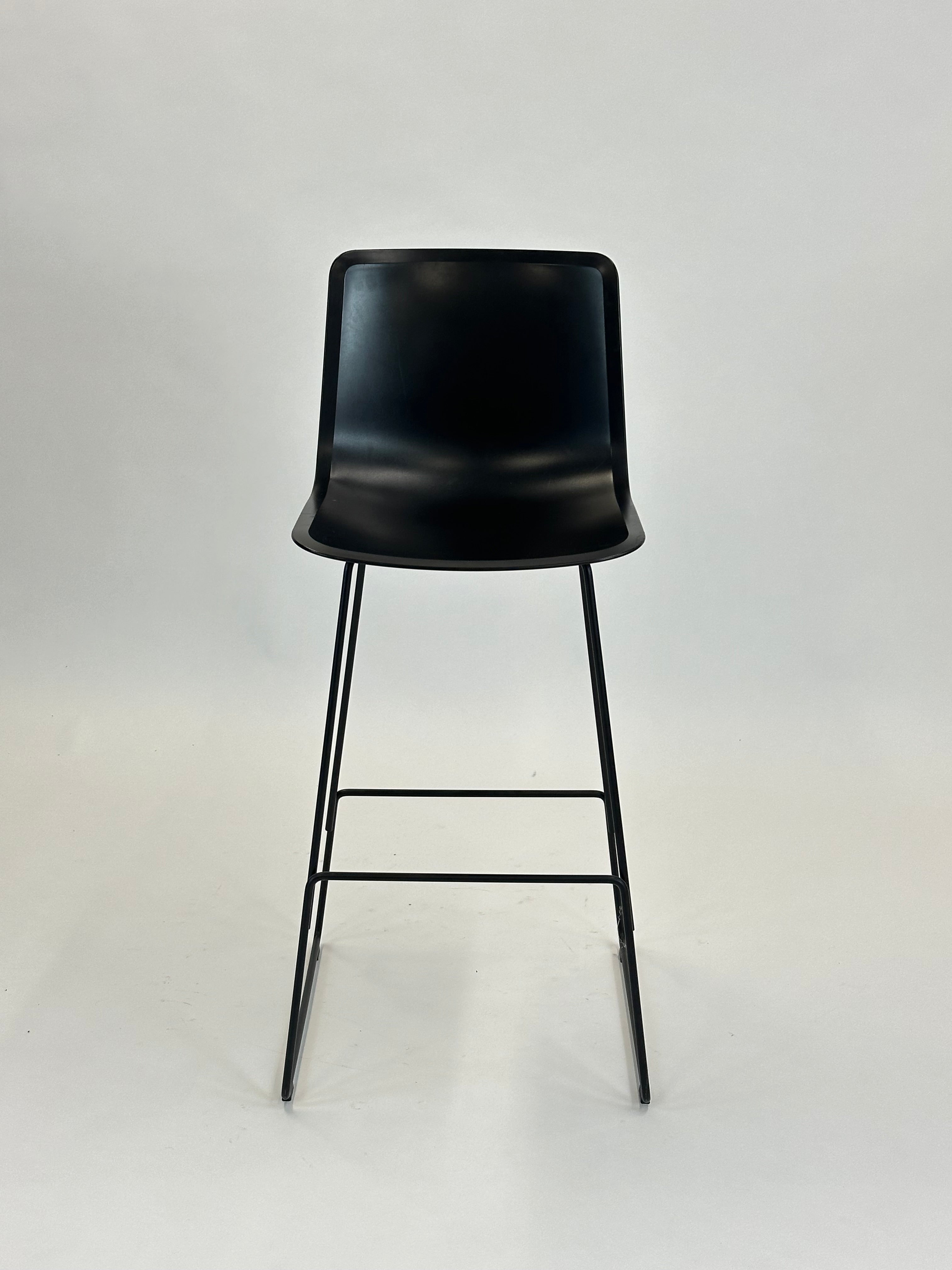 Pato Sledge Barstool (Sort) fra Fredericia Furniture