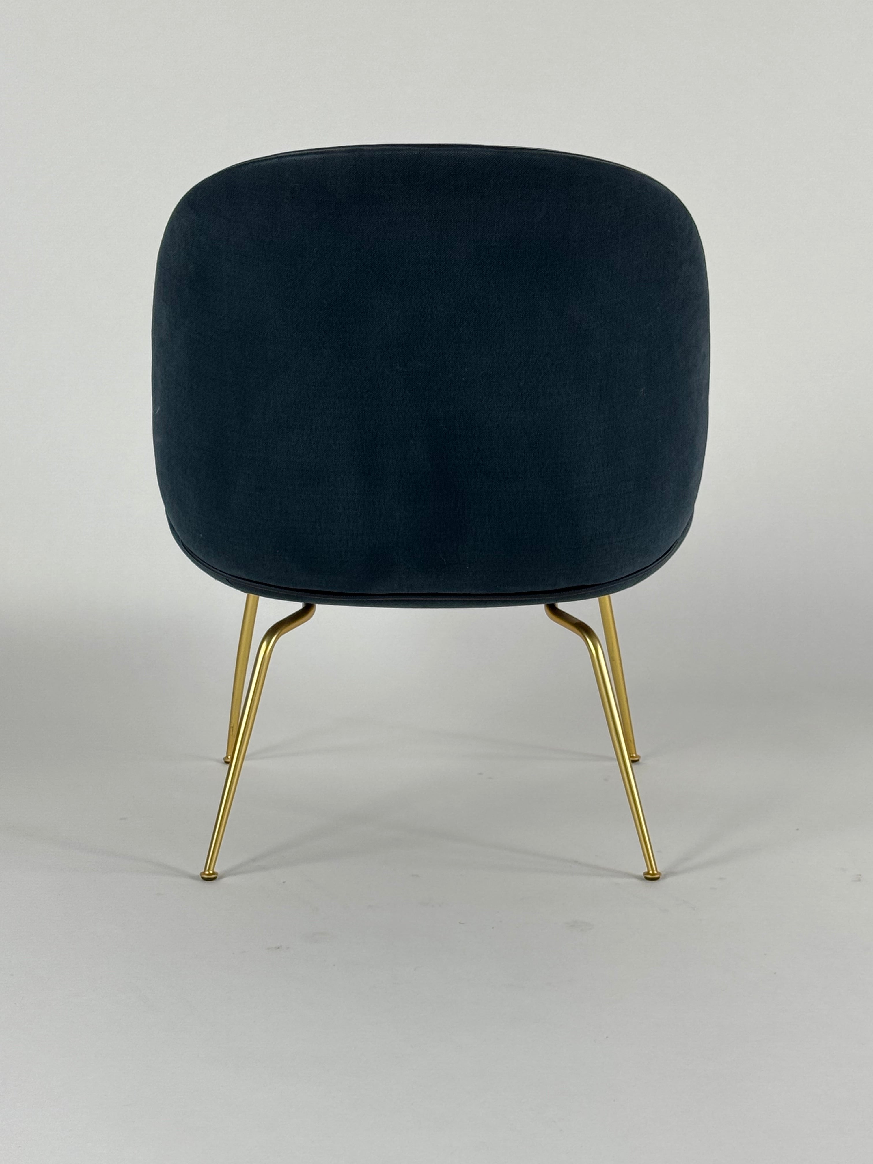 GUBI Beetle Loungestol – Sort/Messing