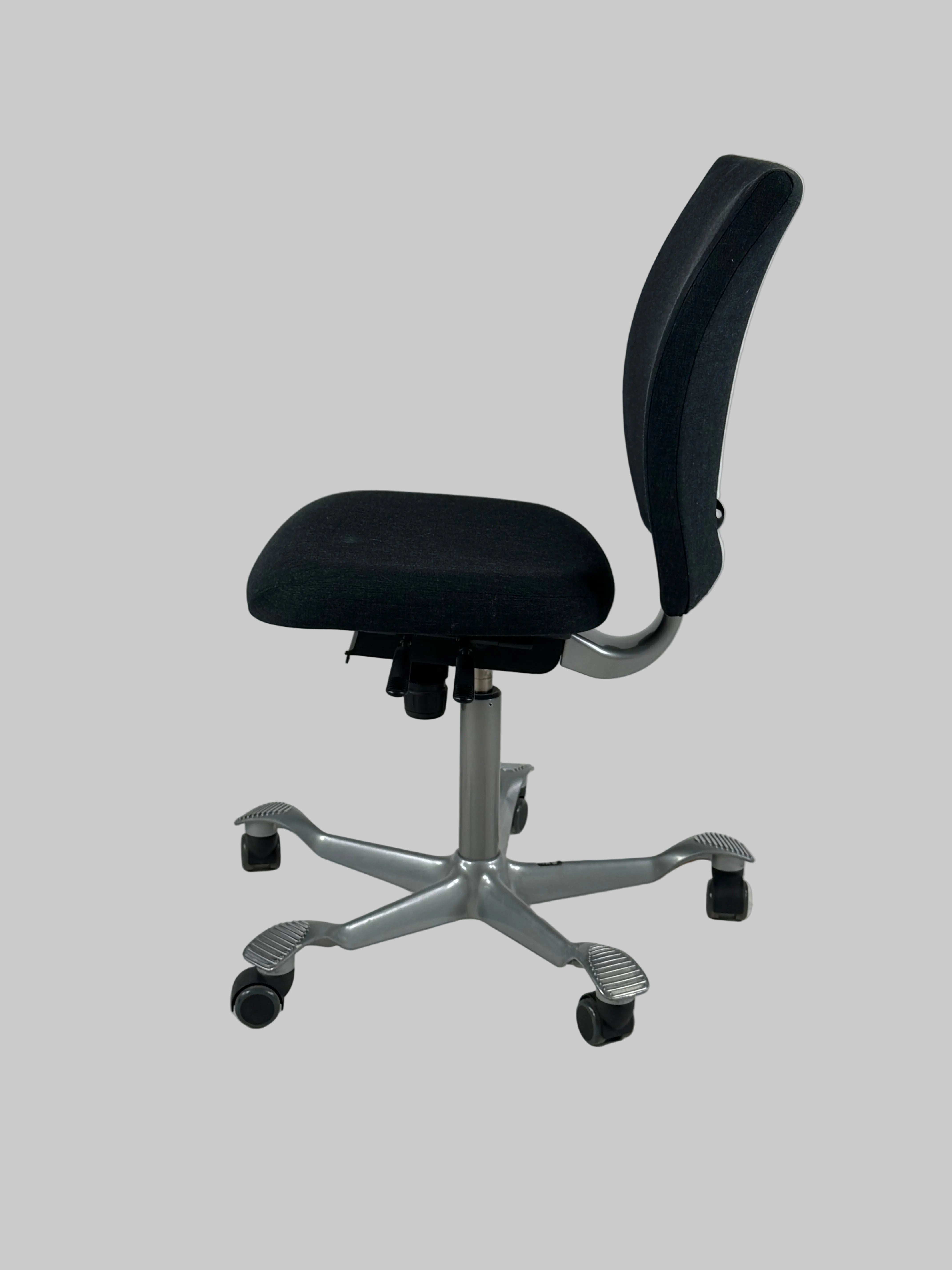 HÅG H04 4100 Kontorstol – Mørkegrå/Gråt Stel 200 mm