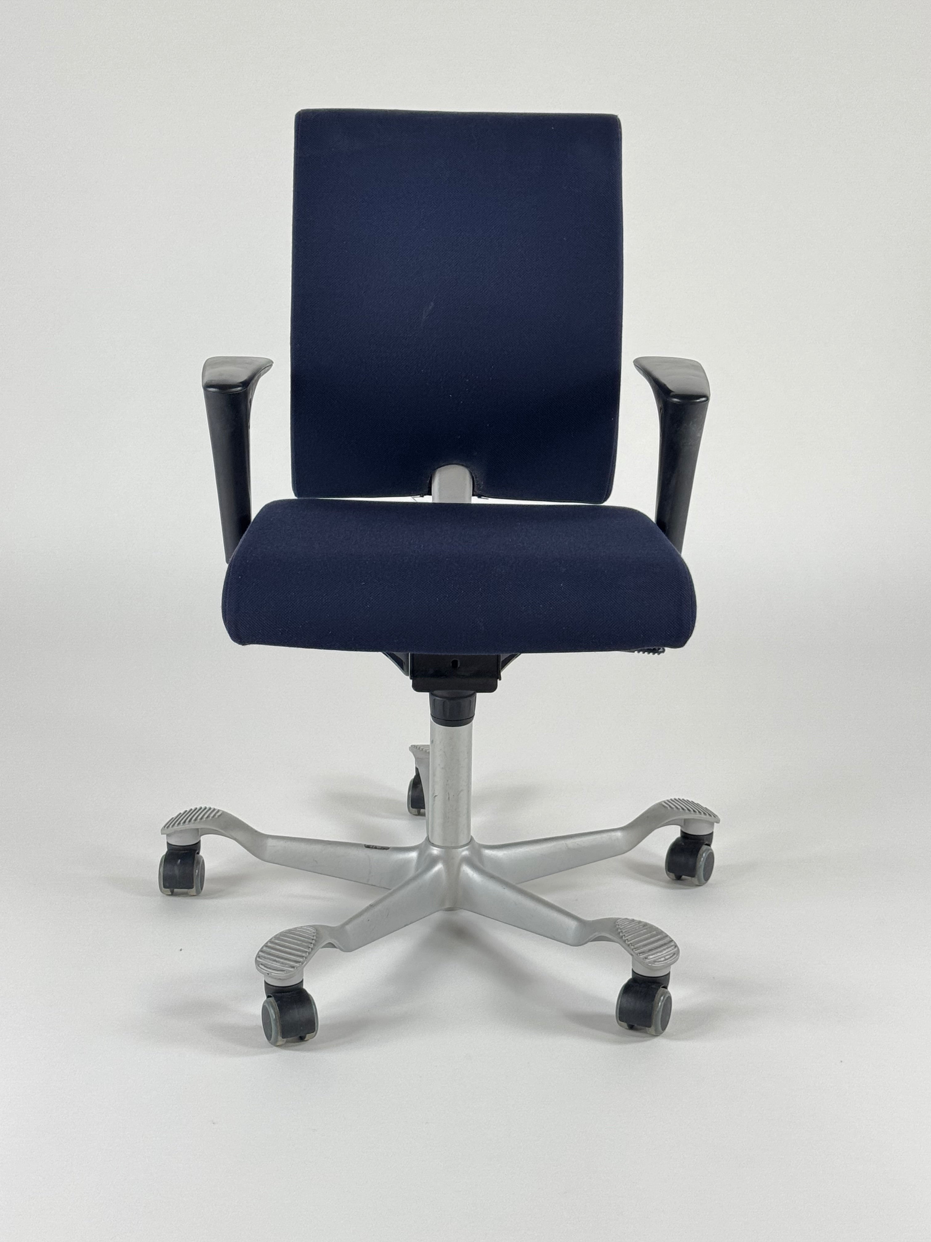 HÅG H04 4200 Kontorstol – Mørkeblå/Sort Stel m. Armlæn 200mm