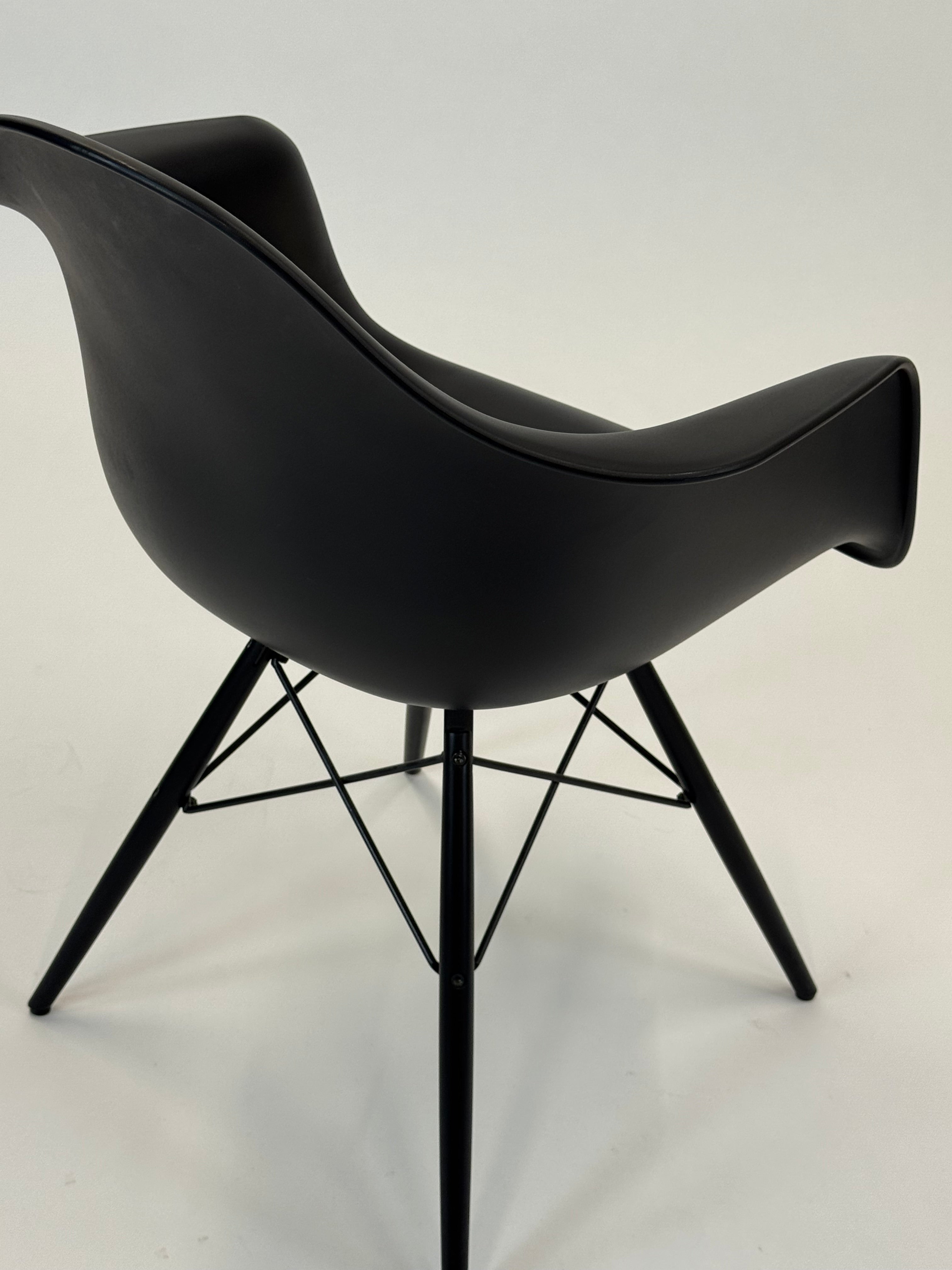 Vitra | Eames Plastic Armchair DAW
