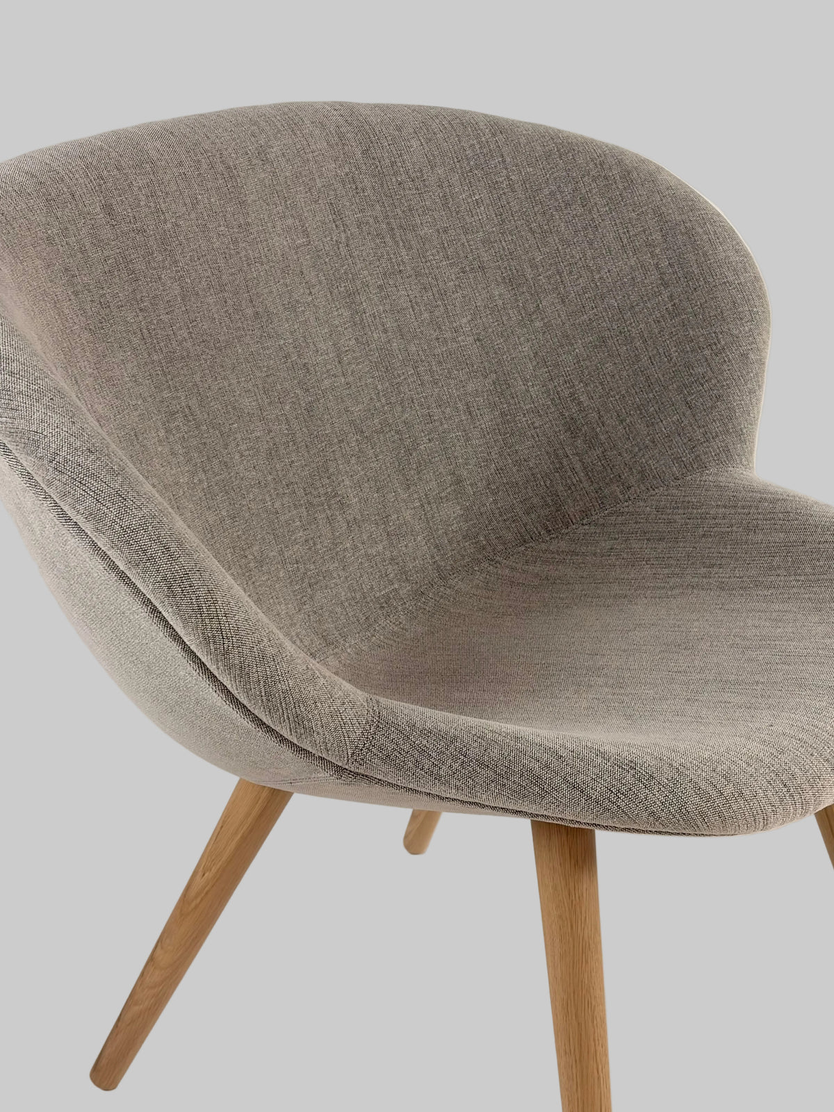 +HALLE Capri Loungestol – Lys Beige/Eg Stel
