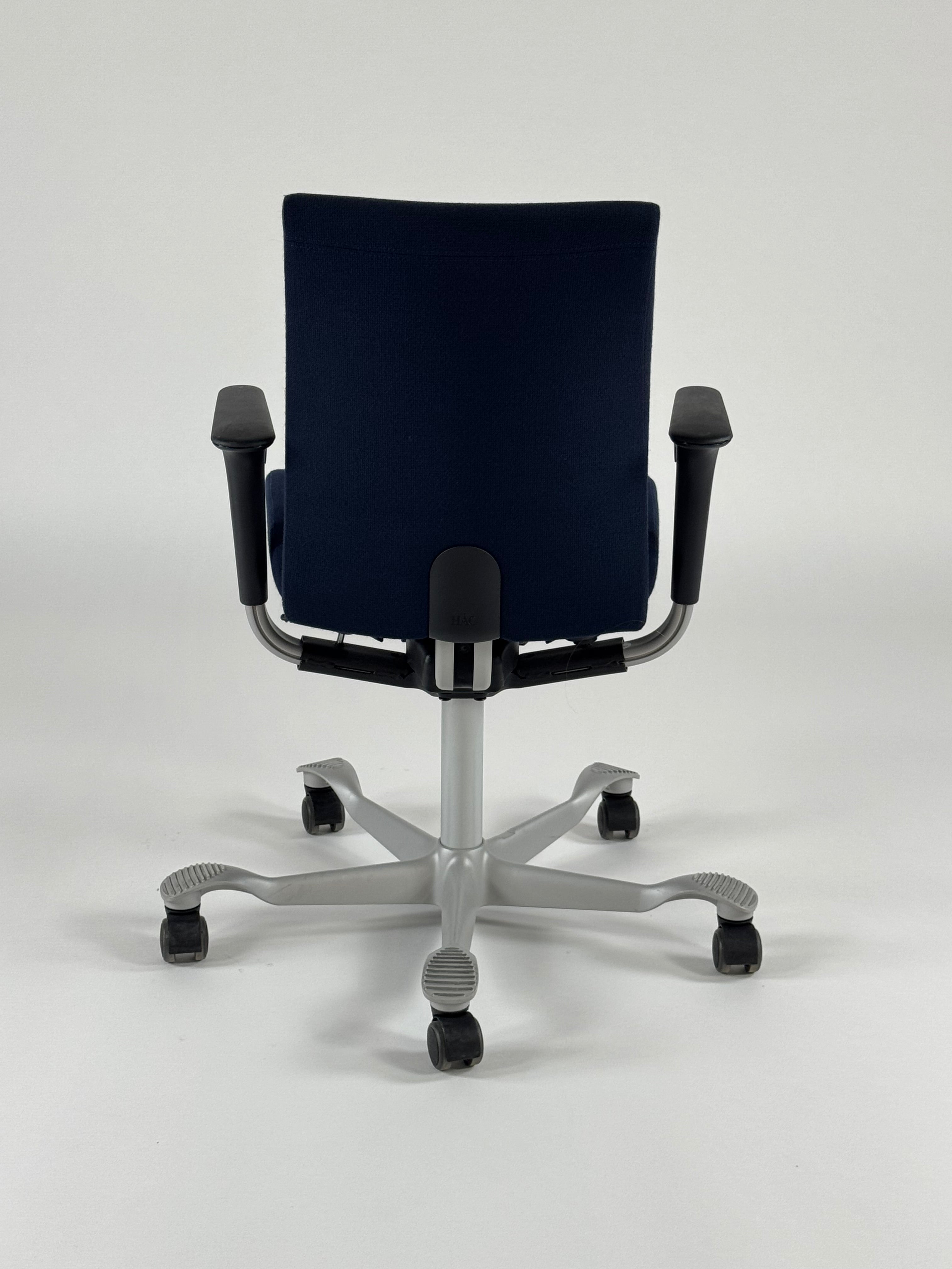 HÅG Creed 6002 Kontorstol – Mørkeblå/Gråt Stel m. Armlæn 200 mm