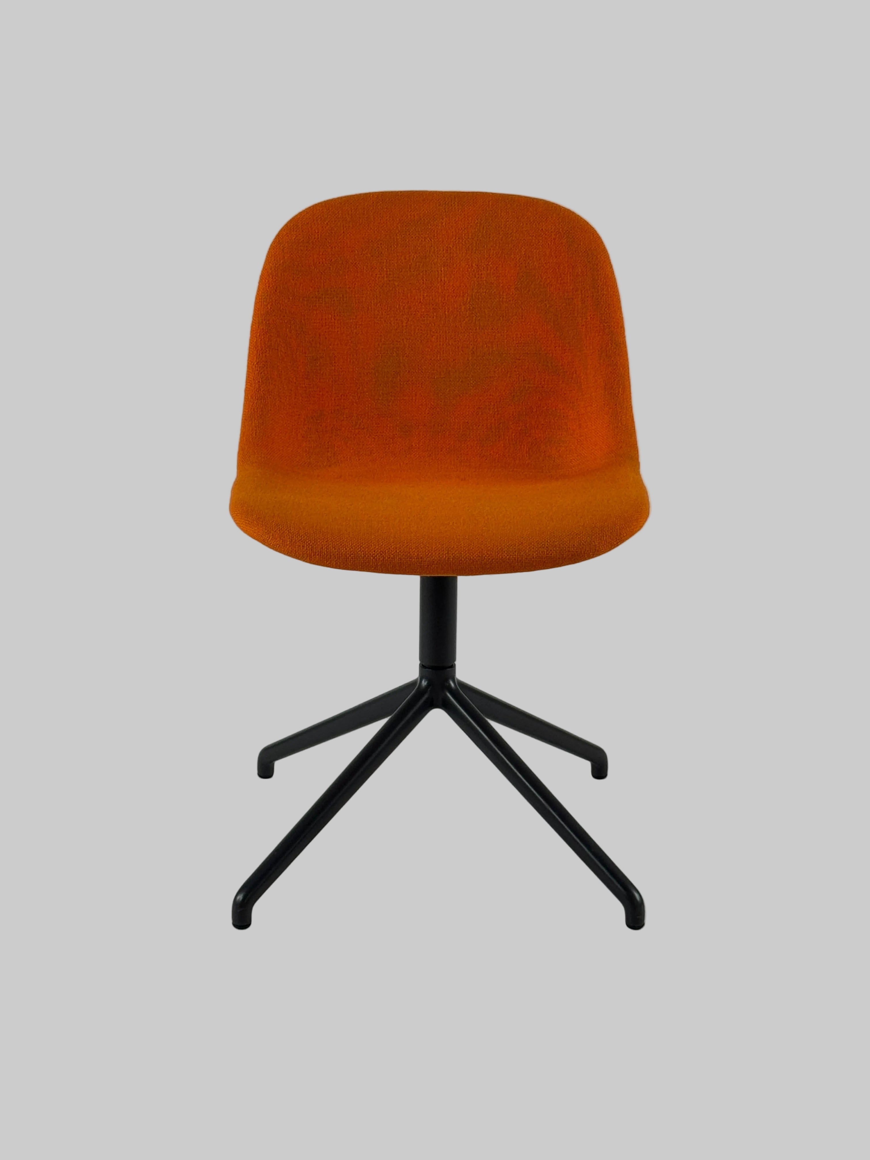Muuto Fiber Side Stol – Orange/Antracitgrå Stel