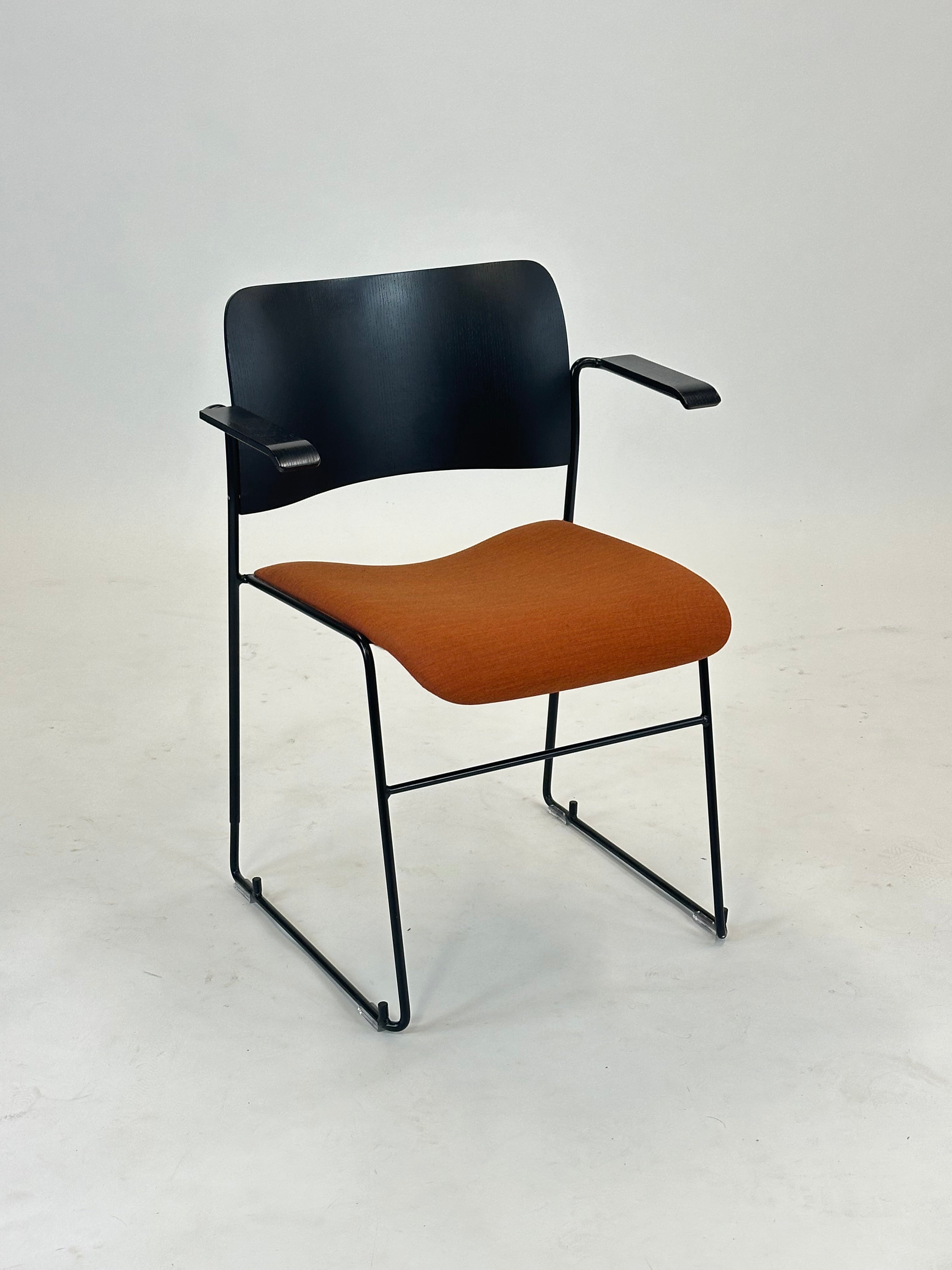 Howe | 40/4 Konferencestol (Orange/Sort)