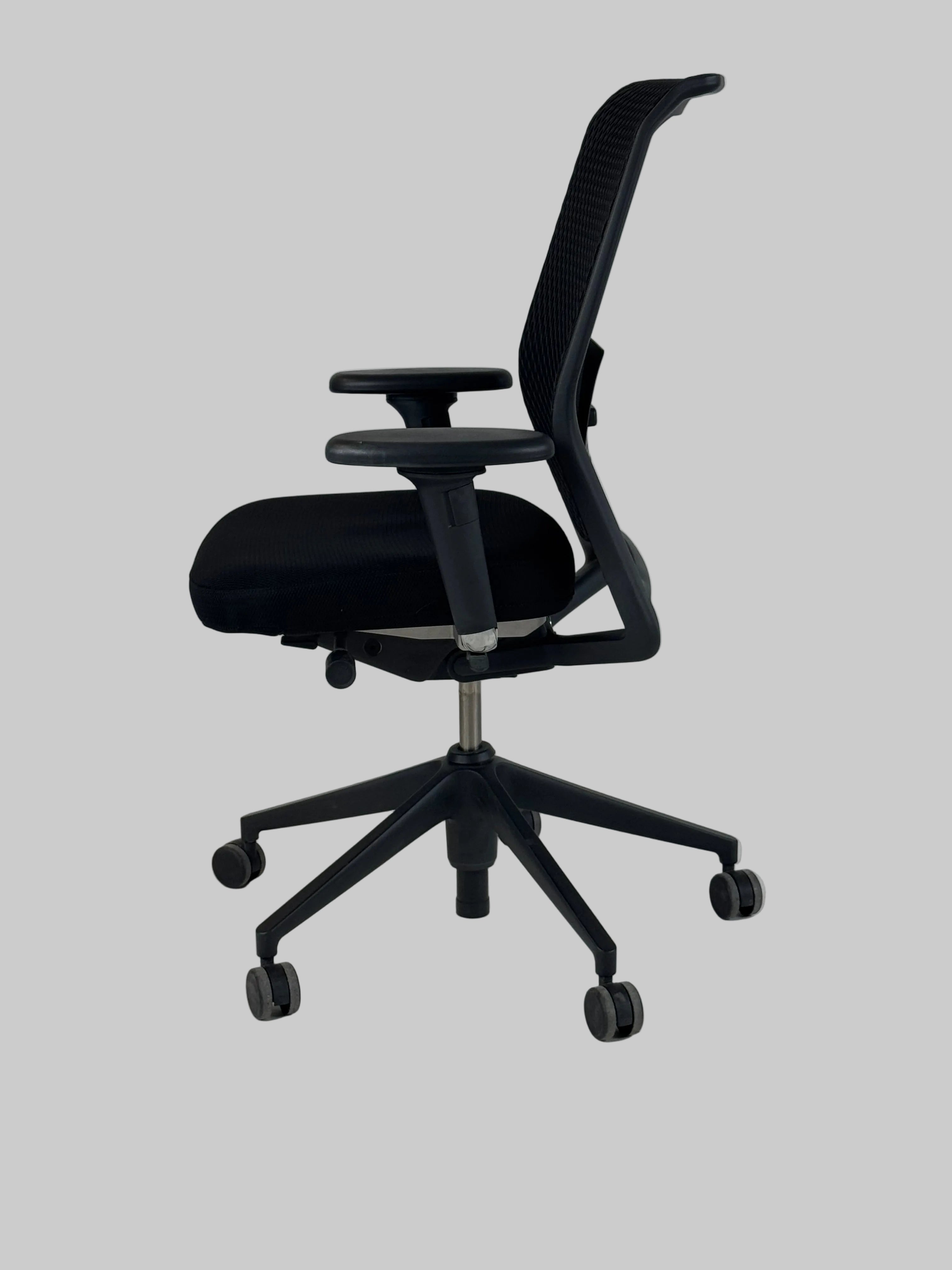 Vitra ID Mesh Kontorstol – Sort m. Armlæn