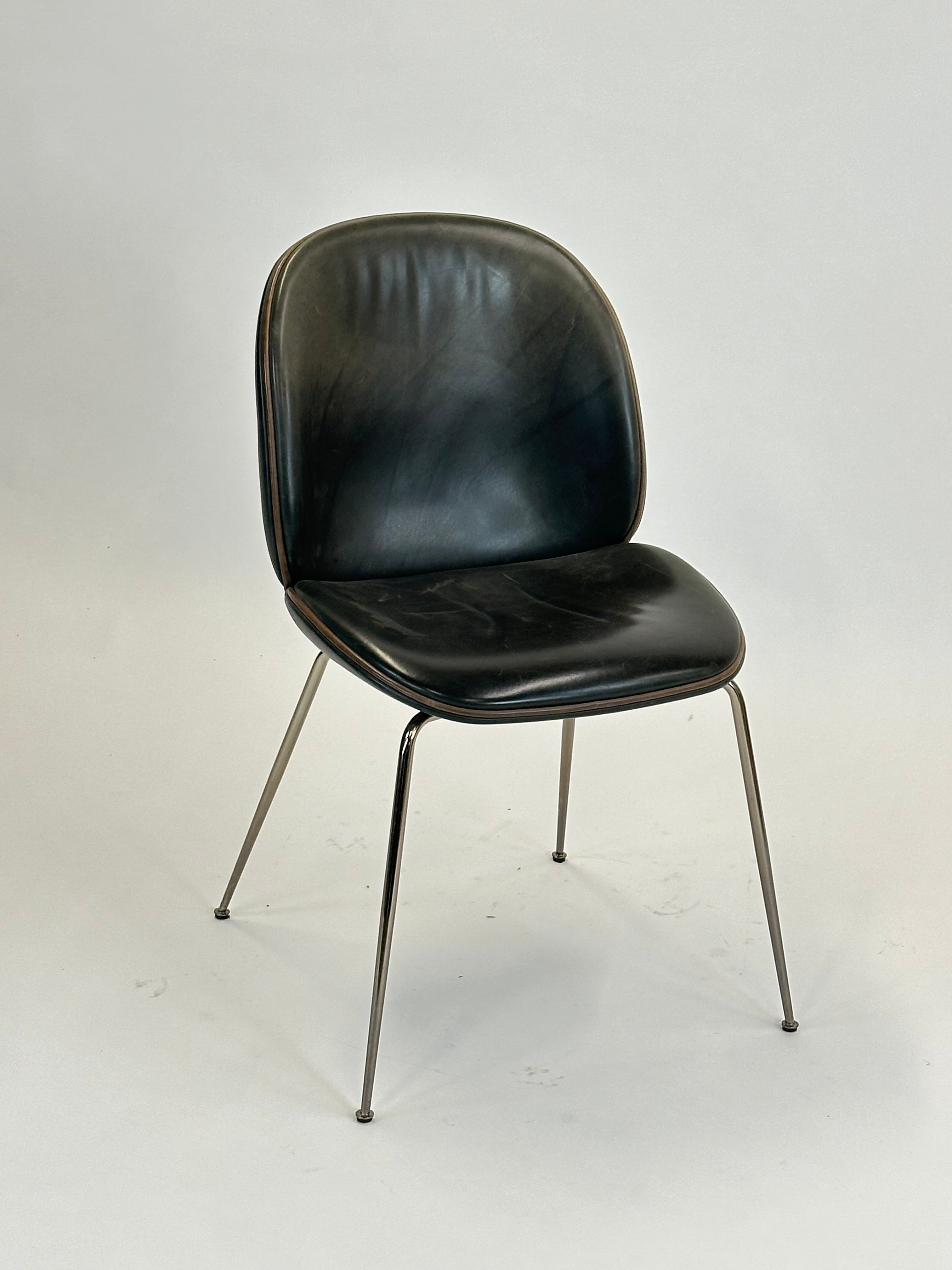 GUBI | Beetle Chair (Grå m. brun kant)