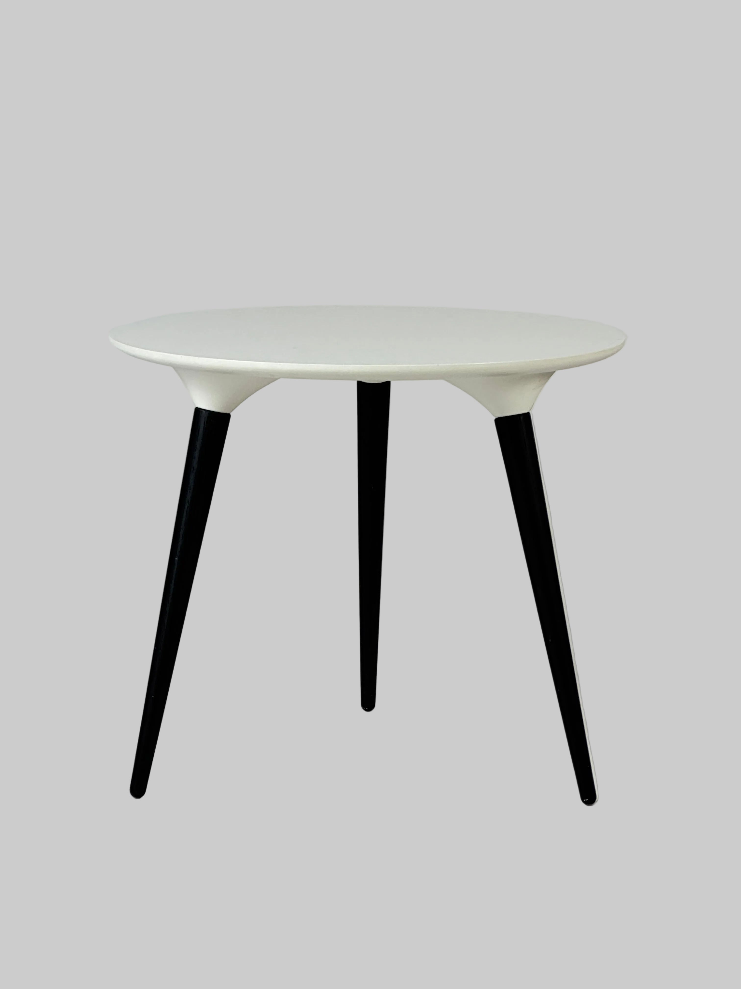 Fredericia Furniture Icicle Sofabord – Hvid/Sort Stel Ø50cm