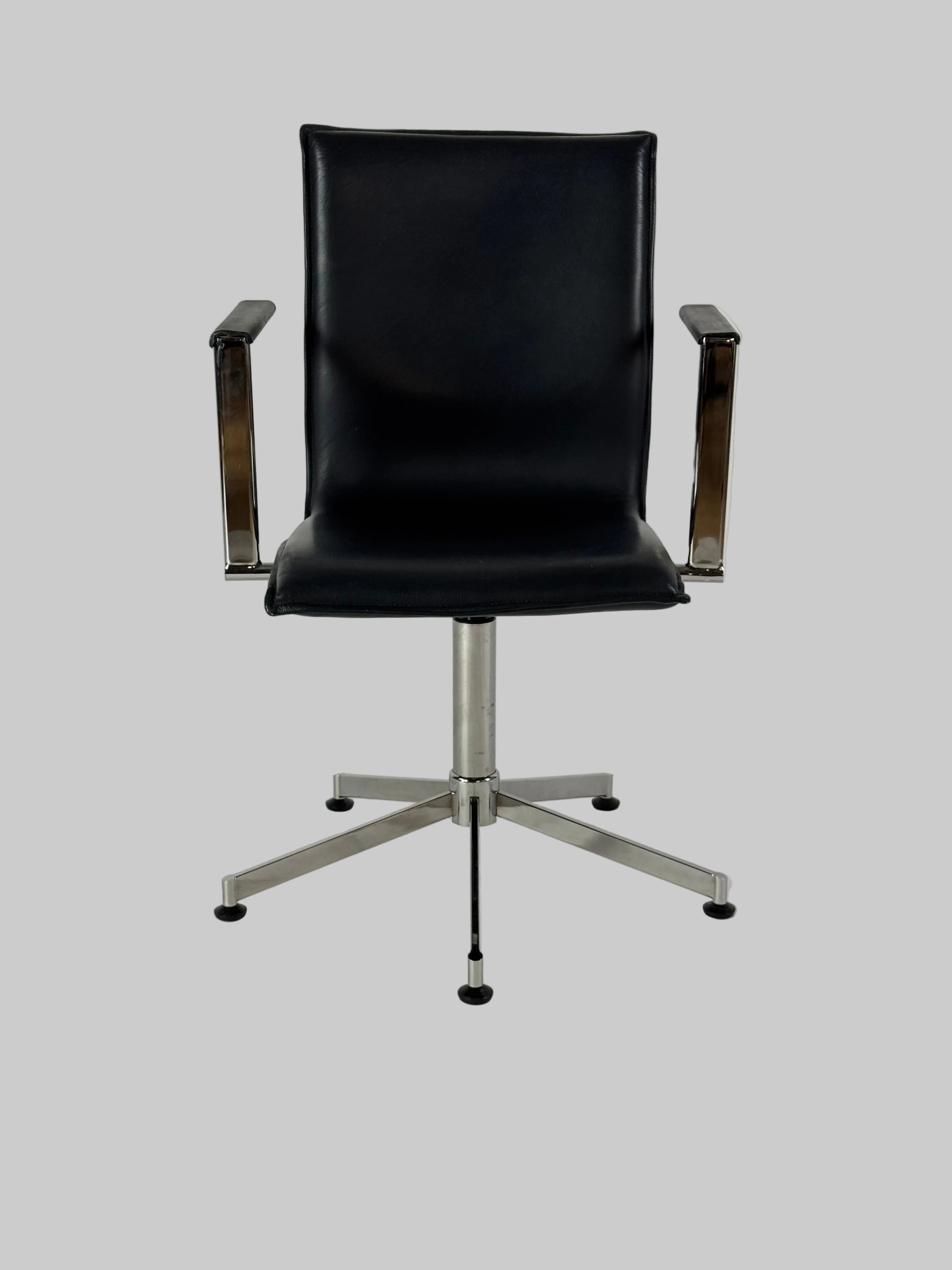 Magnus Olesen Inferno Stol m. Armlæn – Sort Læder