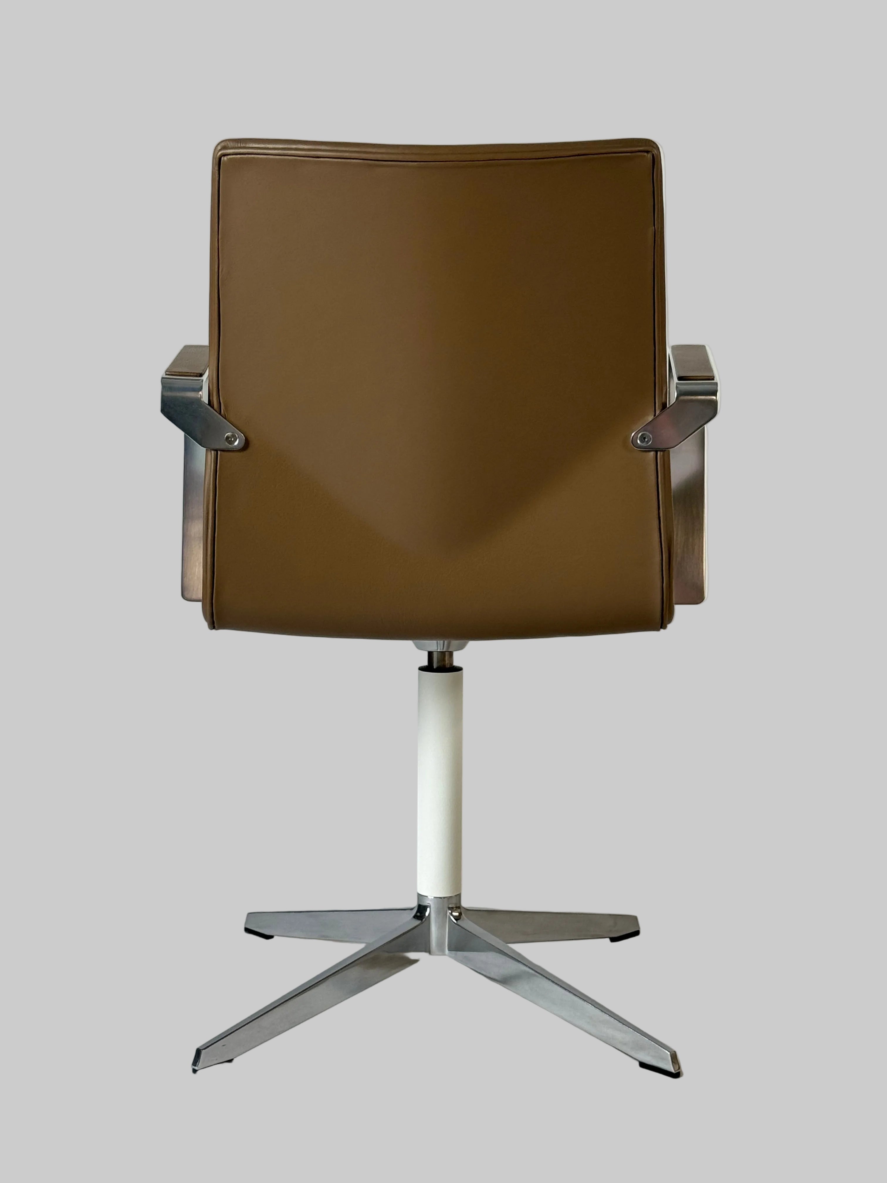 Four Design 4-Cast XL Stol – Mørkebrun med Krom Stel