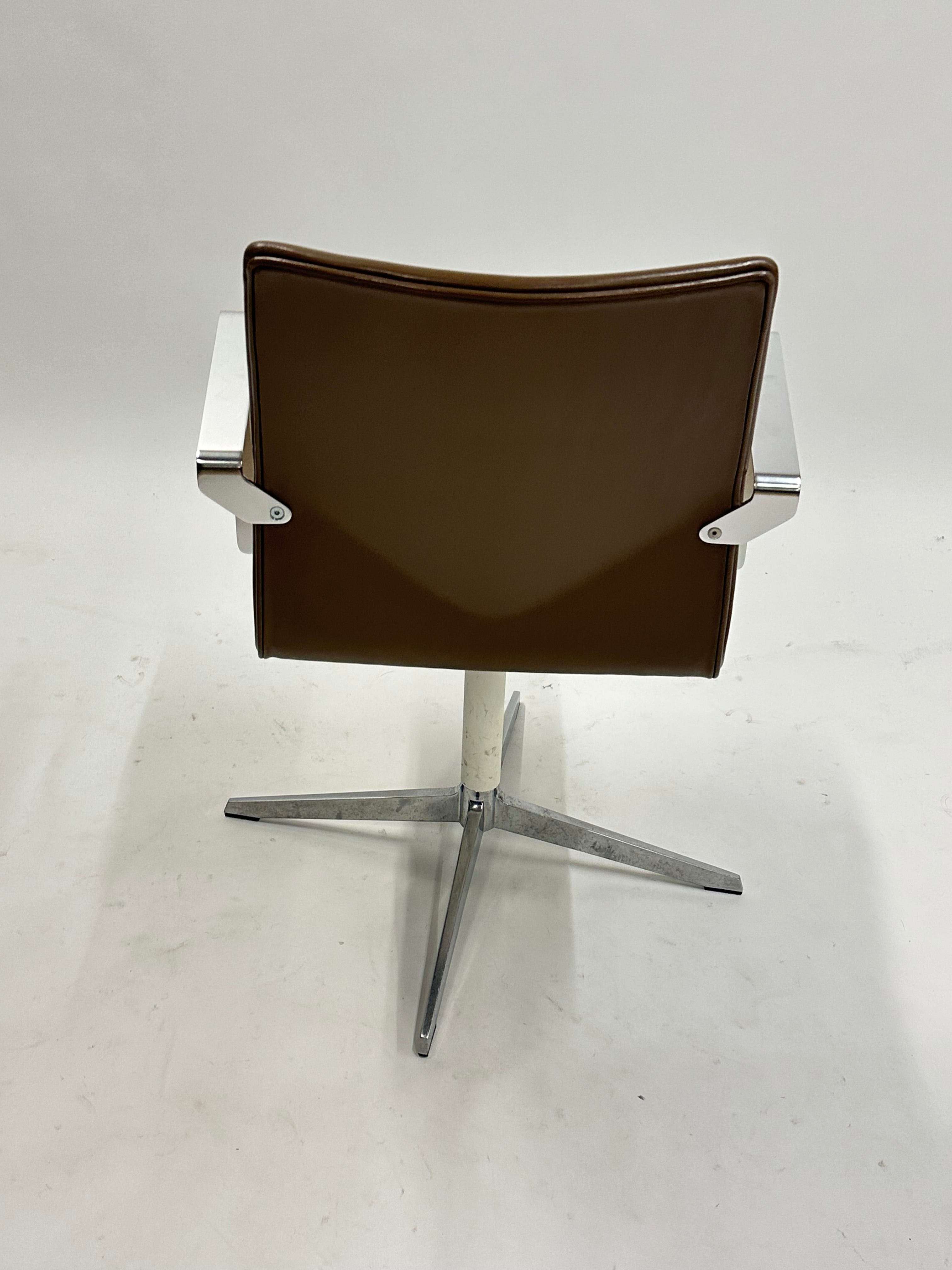 Four Design - 4-Cast® XL Mødestol (Mørkebrun m. krom armlæn)