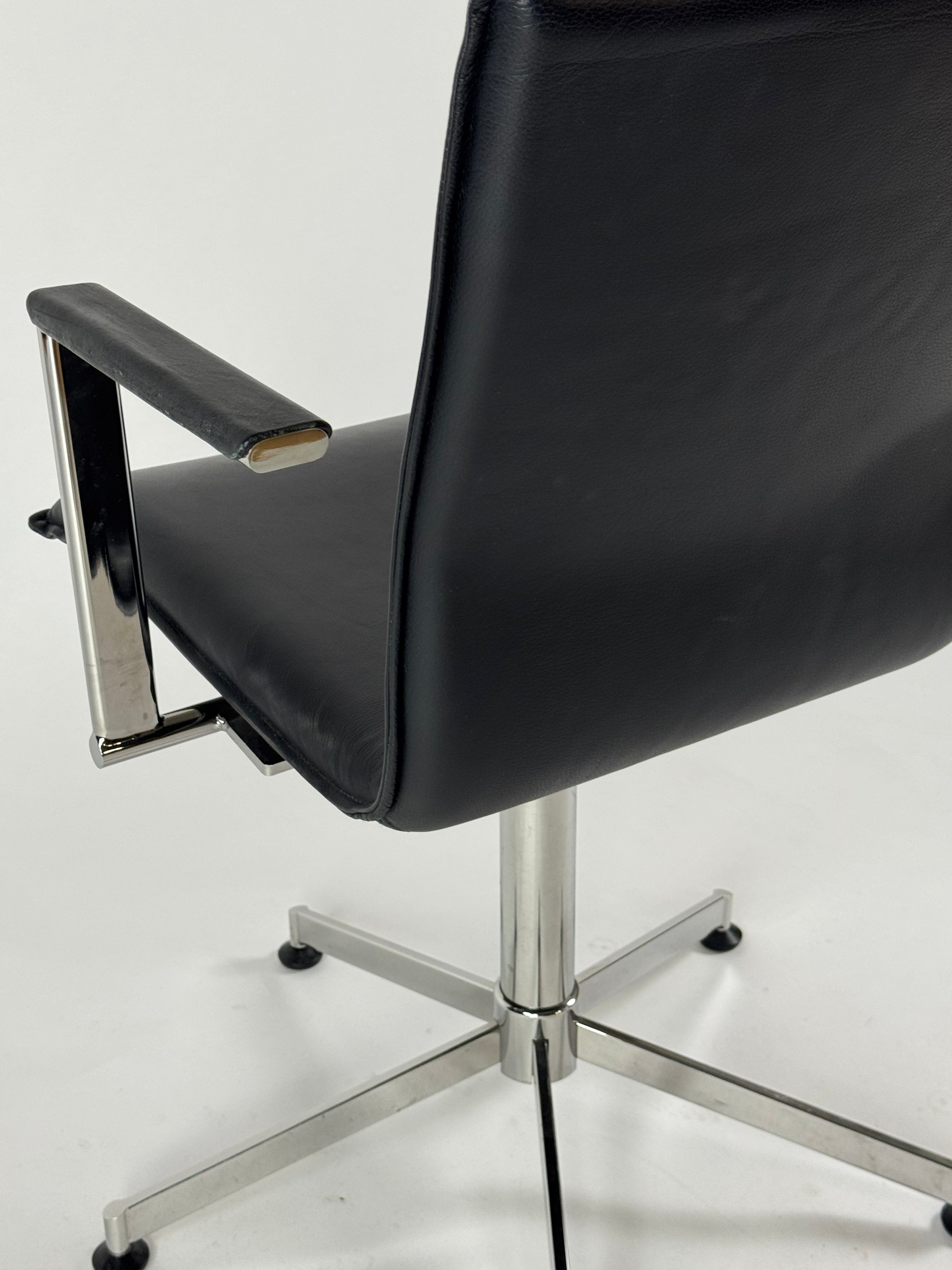 Magnus Olesen Inferno Stol m. Armlæn – Sort Læder