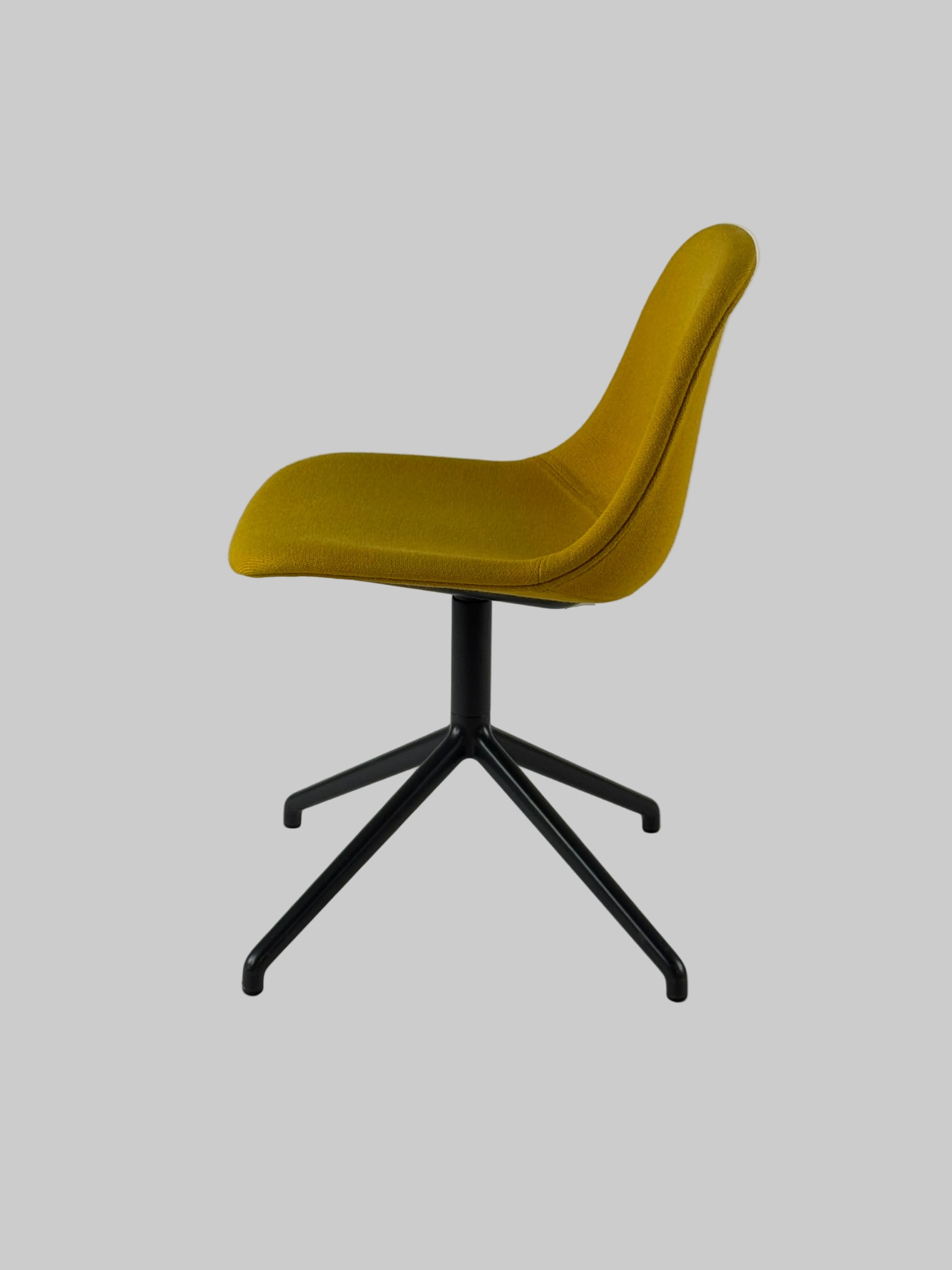 Muuto Fiber Side Stol – Gul/Antracitgrå Stel