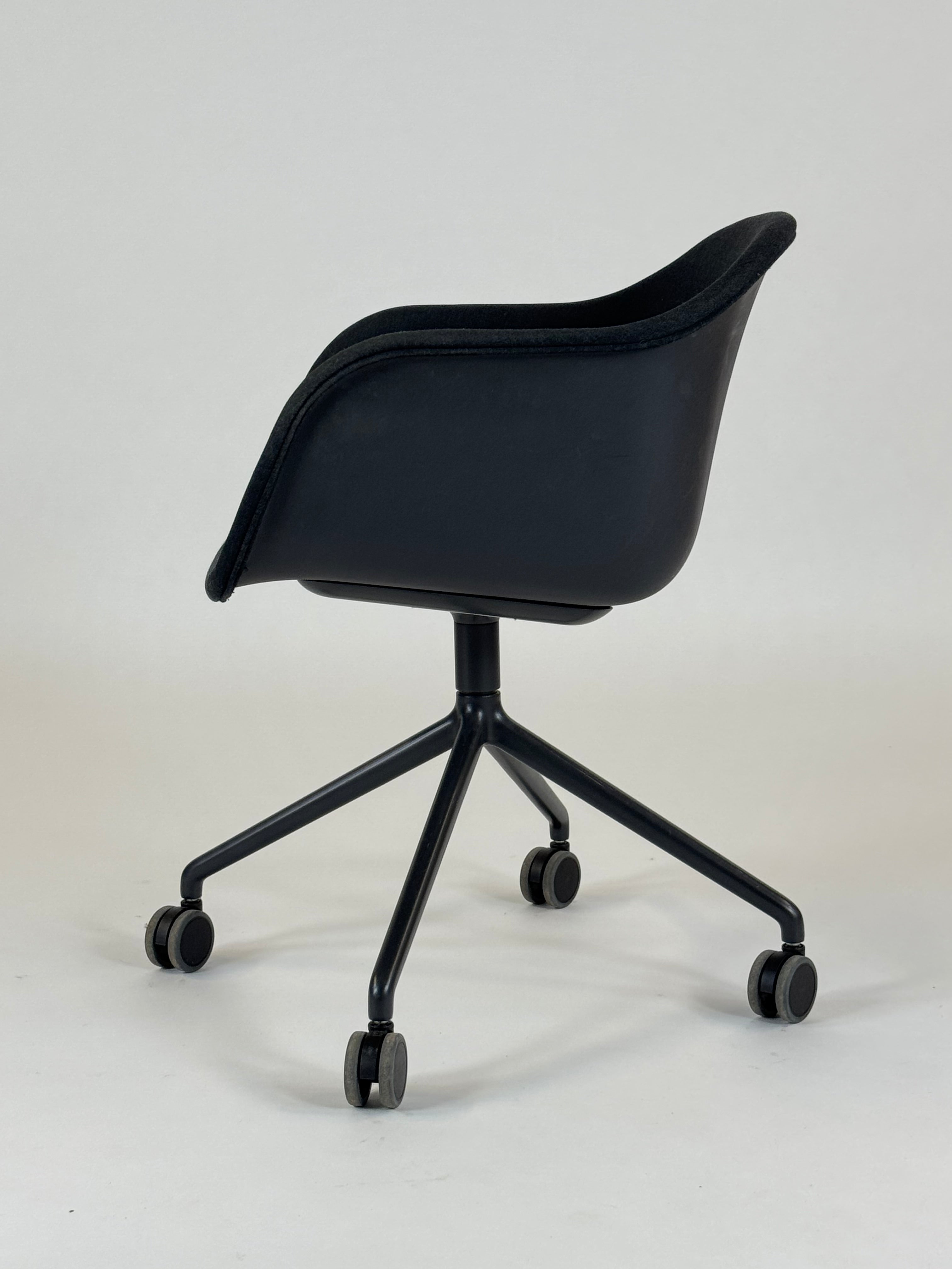 Muuto Fiber Armchair m. Hjul - Sort