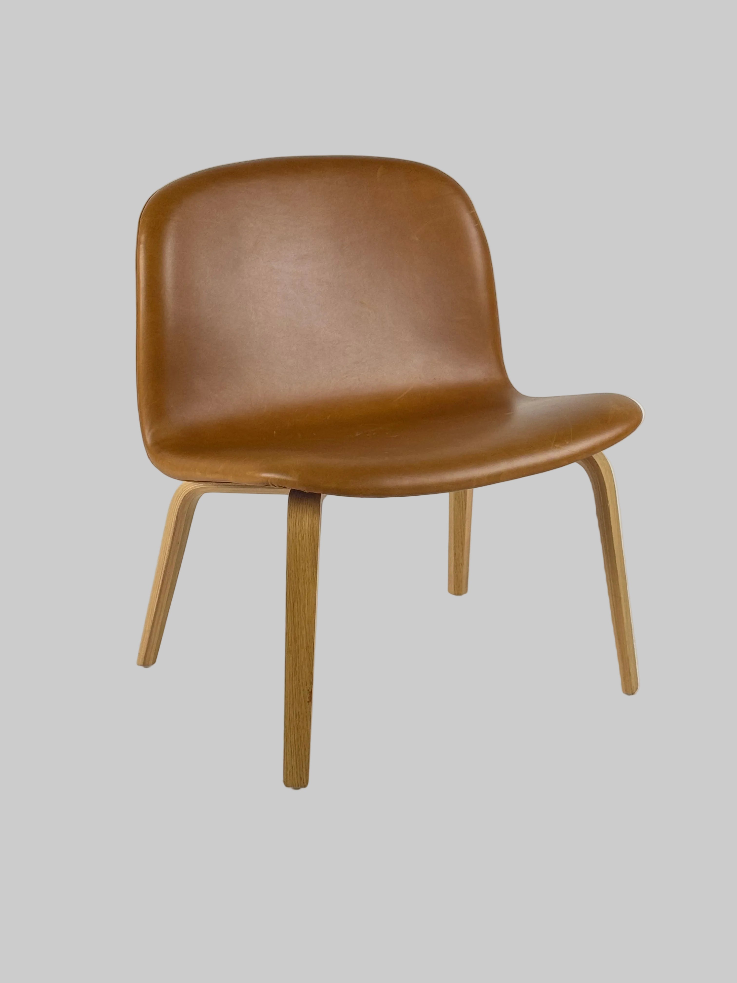 Muuto Visu Loungestol – Cognac Læder/Eg Stel