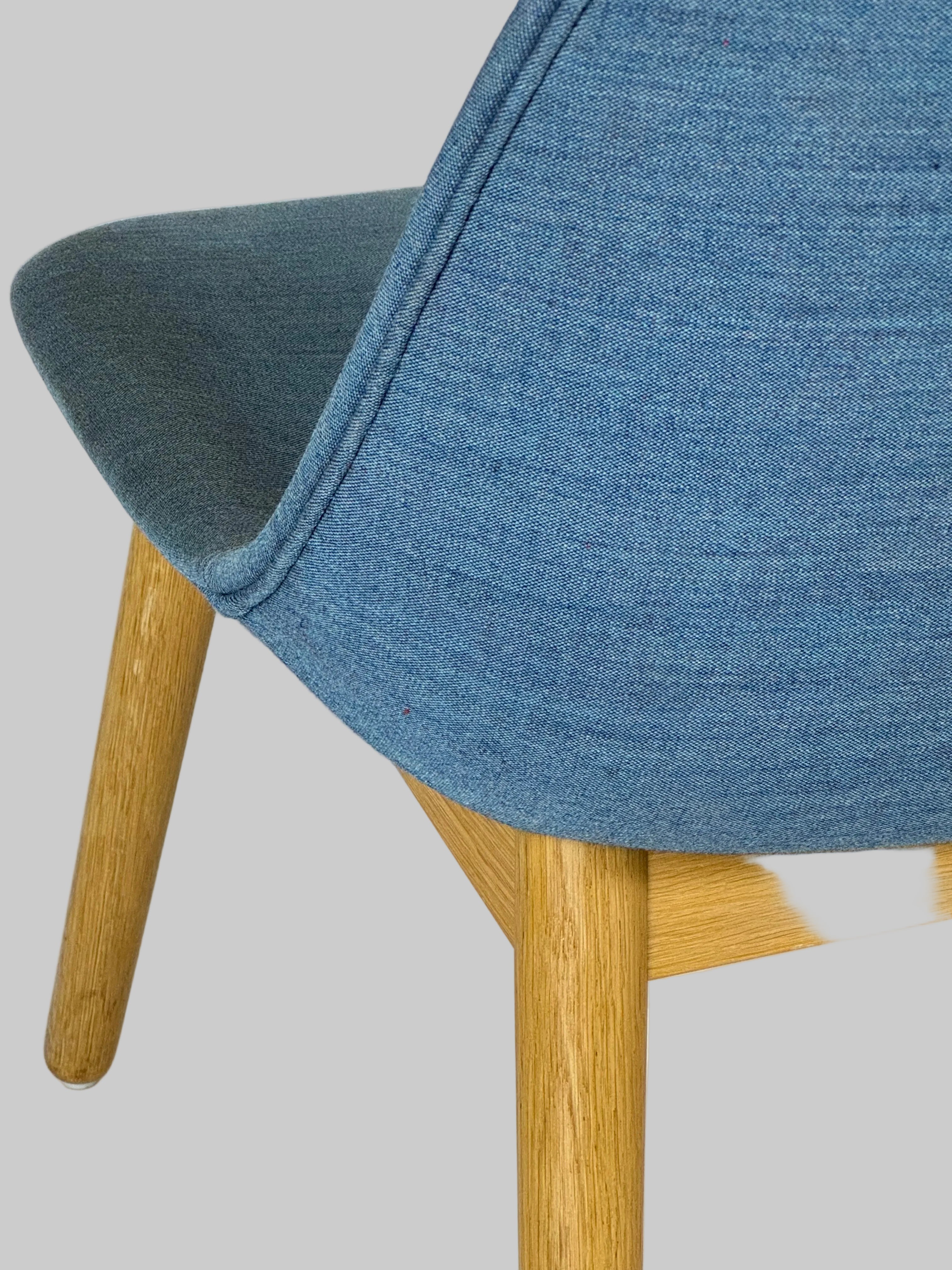 Muuto Fiber Lounge Stol – Blå/Eg Stel