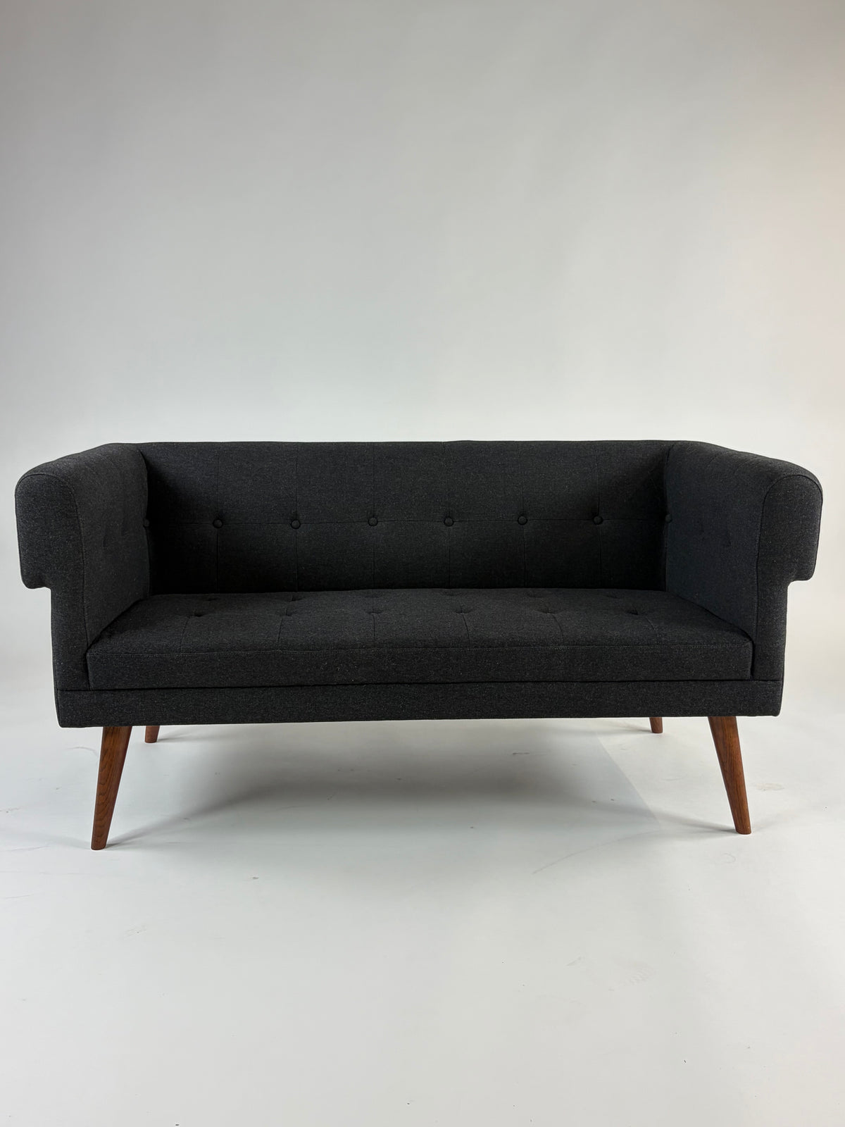 SofaCompany Harry Sofa – Mørkegrå/Natur Stel