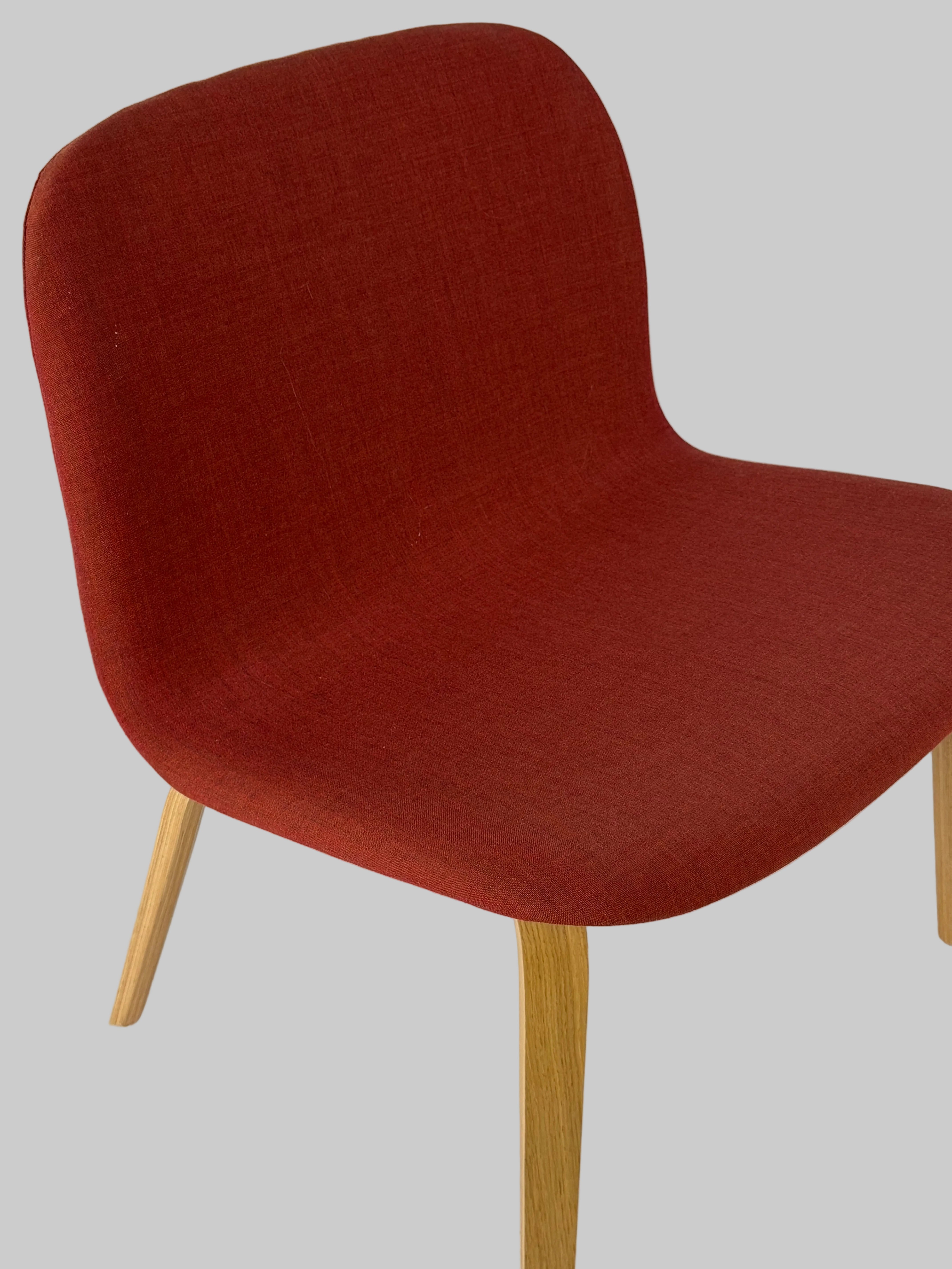Muuto Visu Loungestol – Rød/Eg Stel