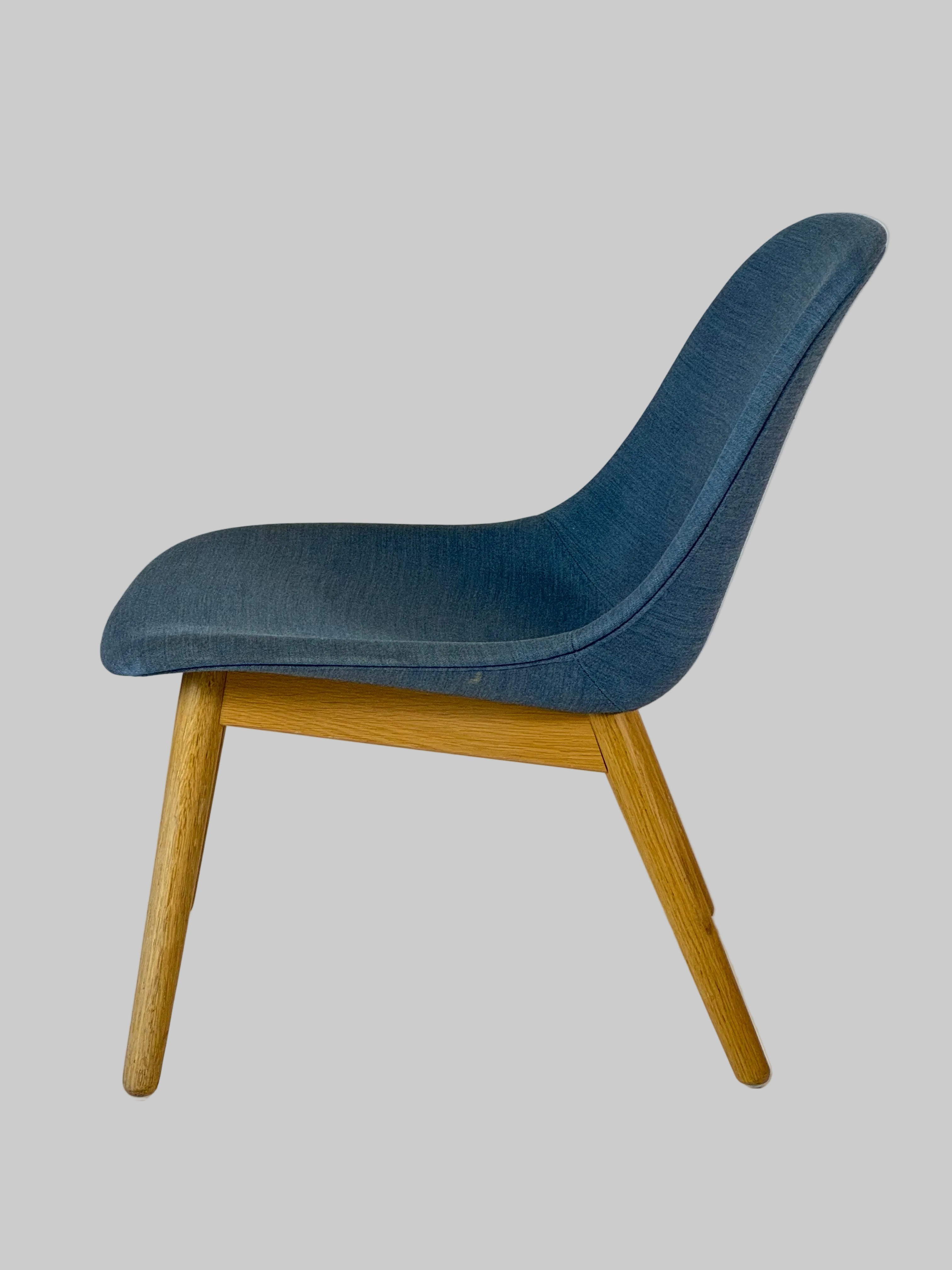 Muuto Fiber Lounge Stol – Blå/Eg Stel