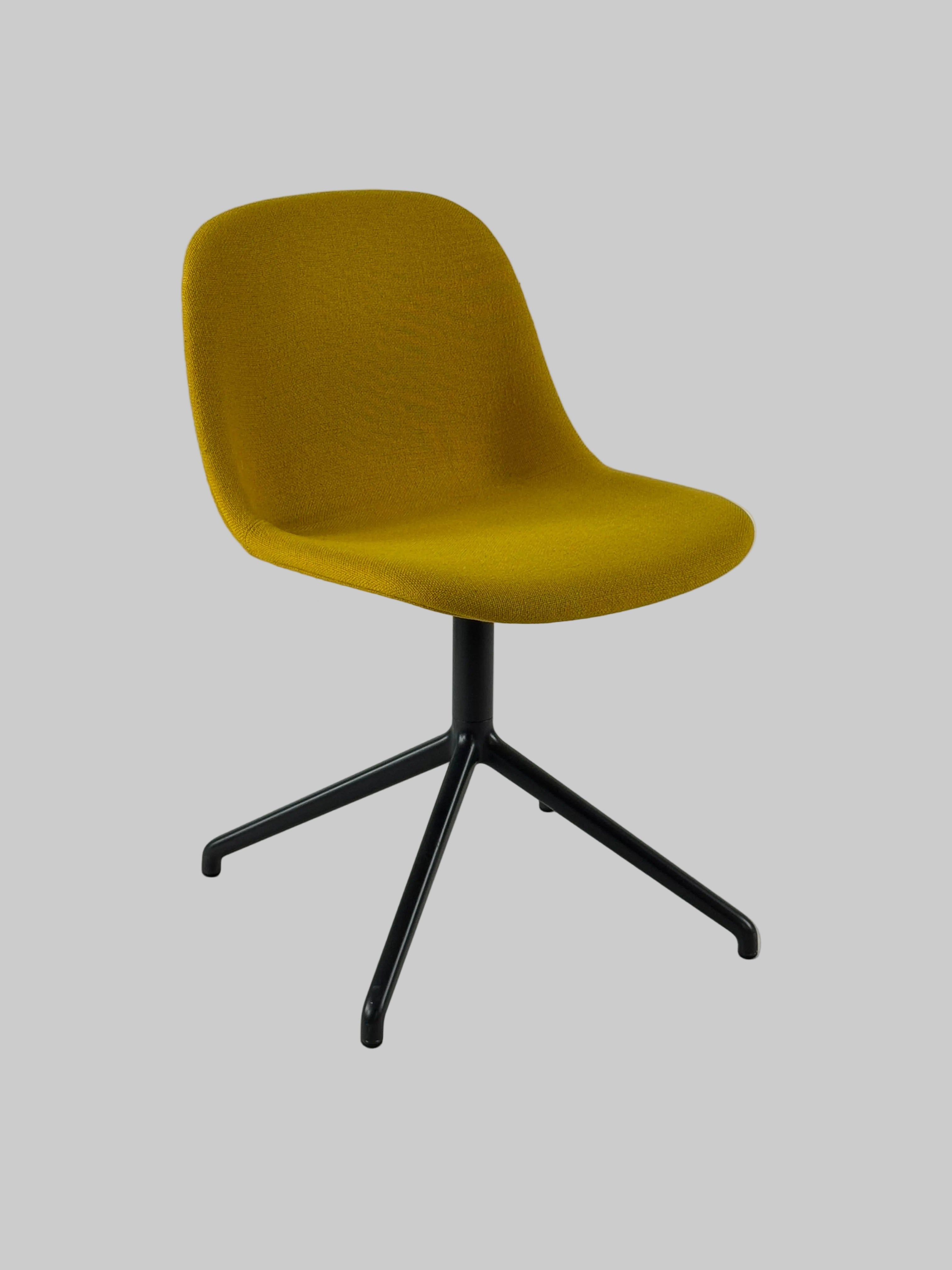 Muuto Fiber Side Stol – Gul/Antracitgrå Stel