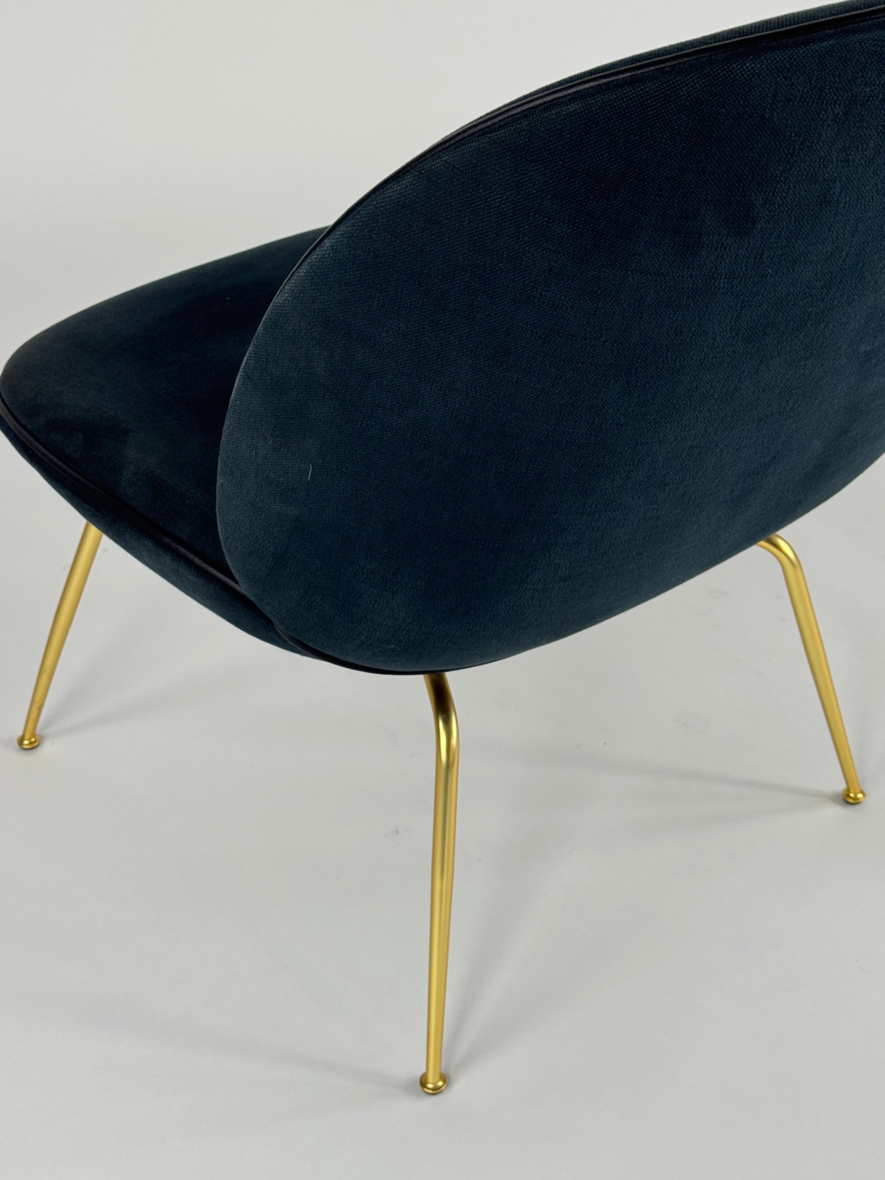 GUBI Beetle Loungestol – Sort/Messing