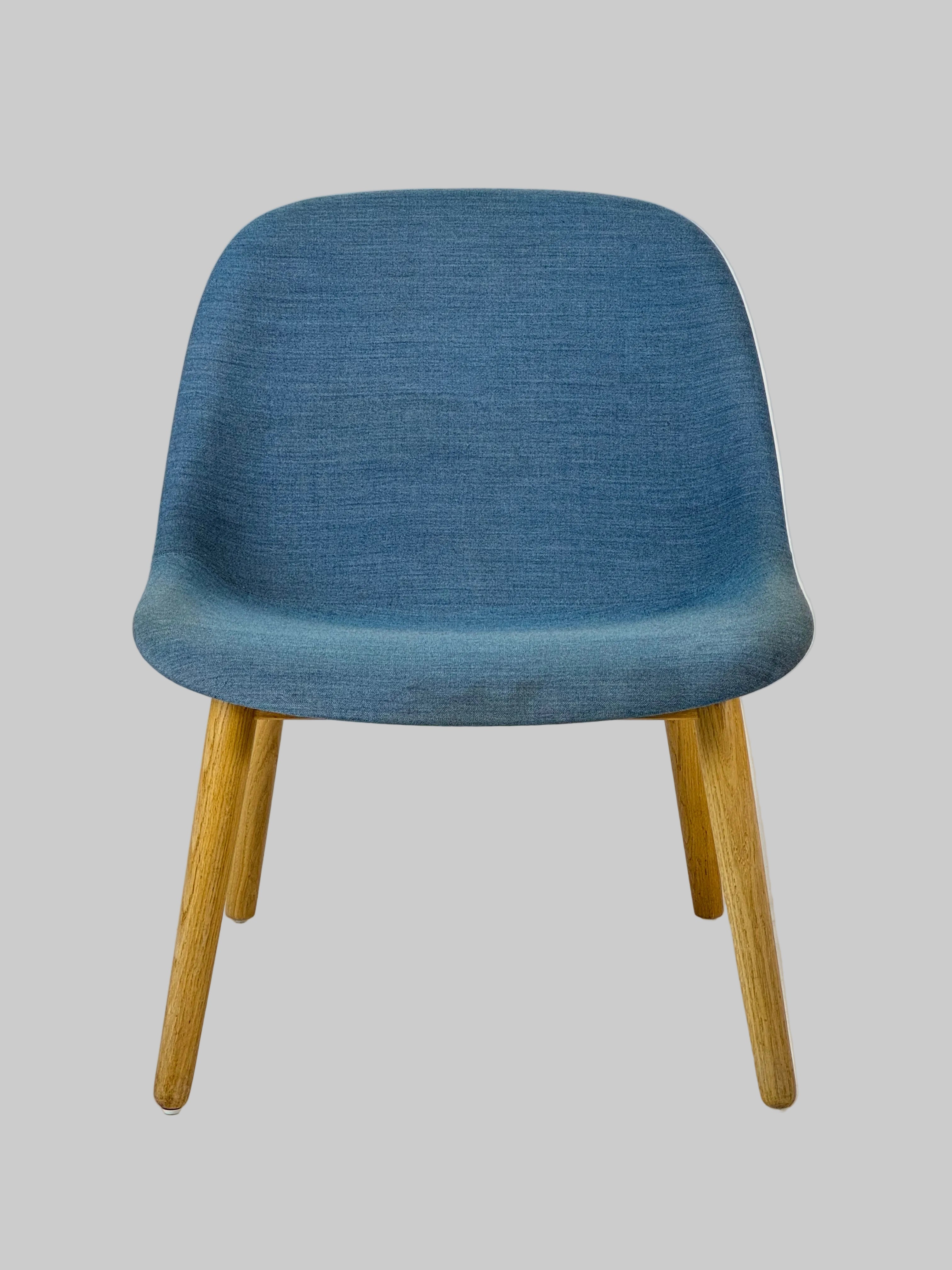 Muuto Fiber Lounge Stol – Blå/Eg Stel