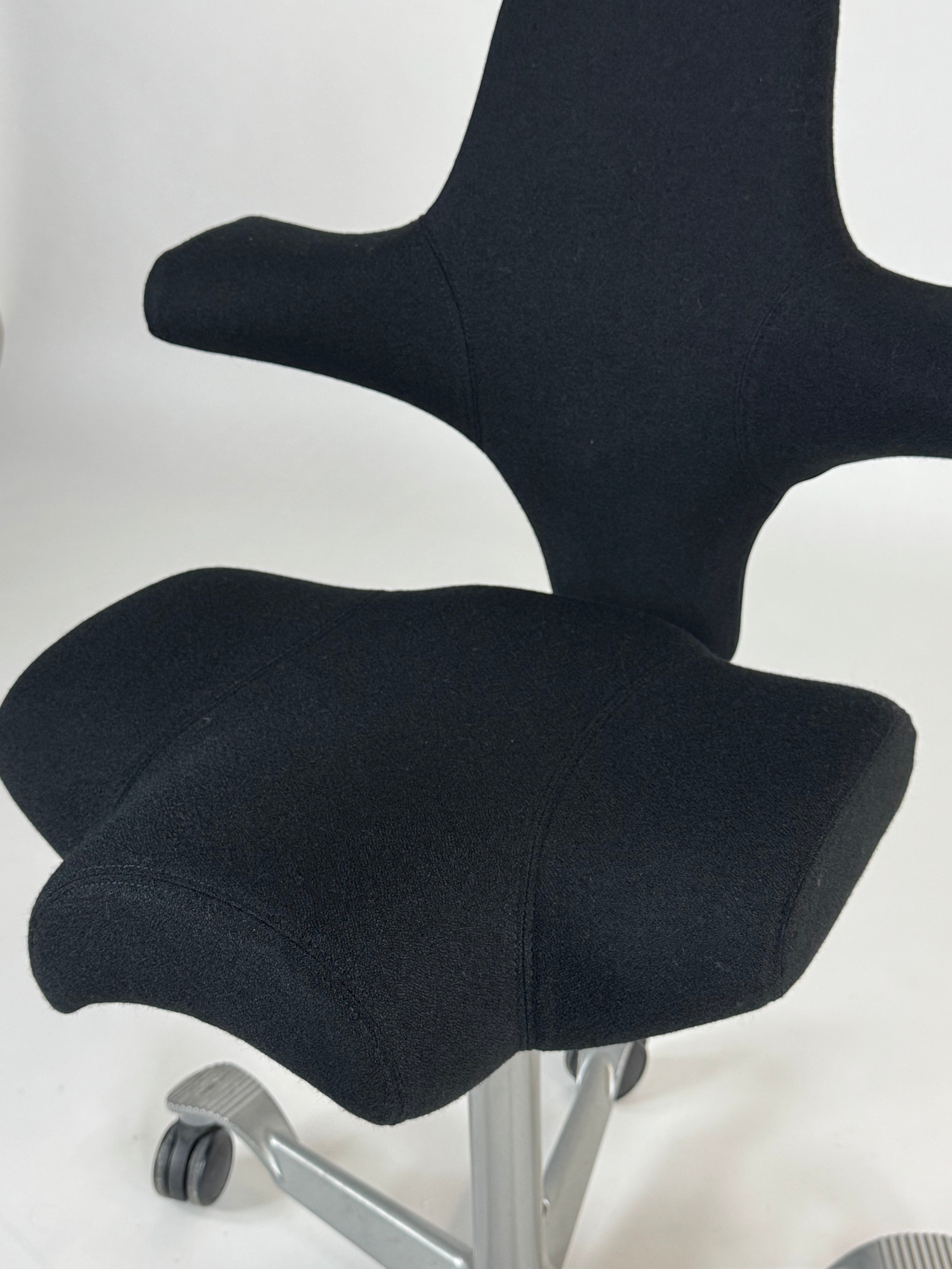 HÅG Capisco 8106 - 265 mm gaslift - Nypolstret i Sort