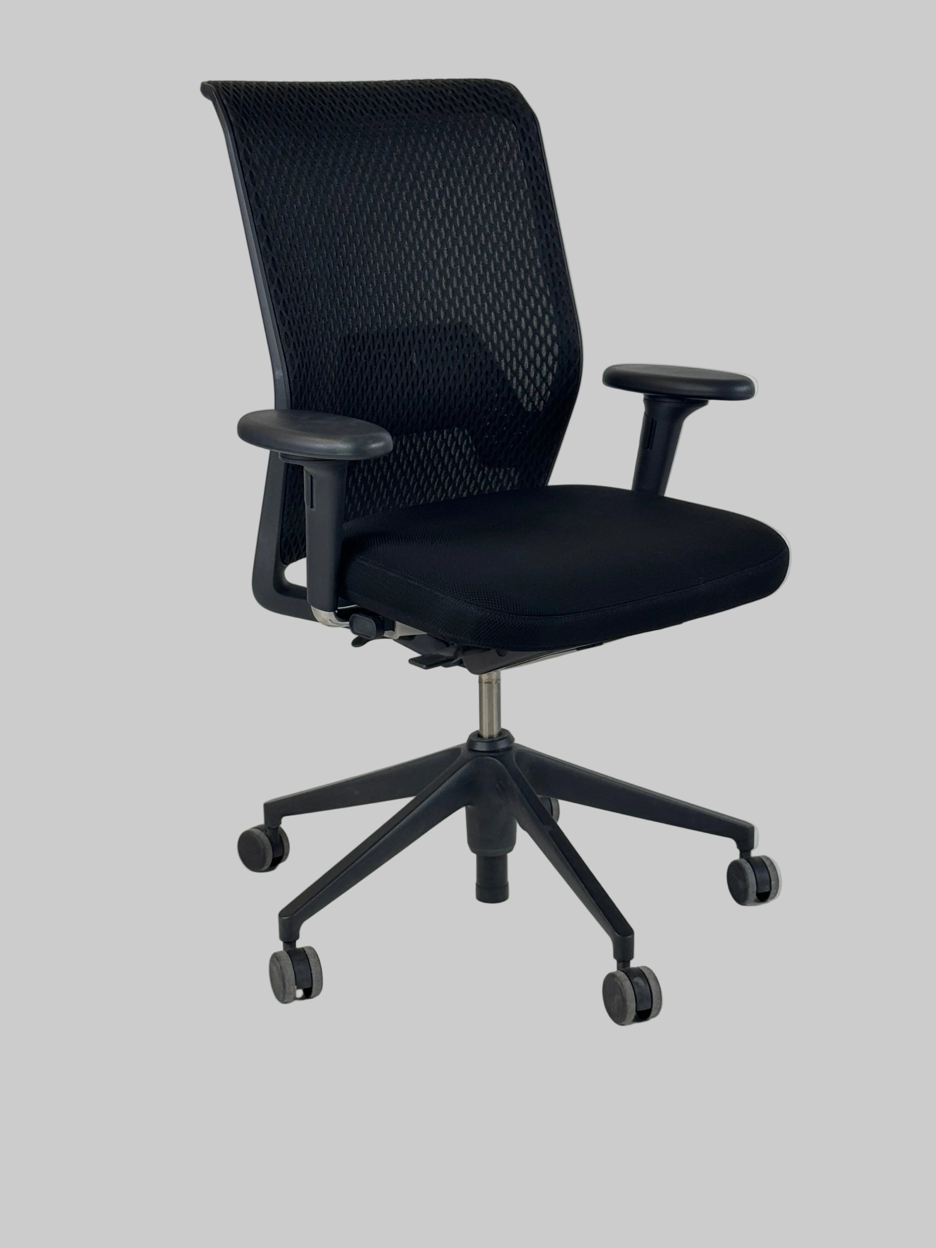 Vitra ID Mesh Kontorstol – Sort m. Armlæn