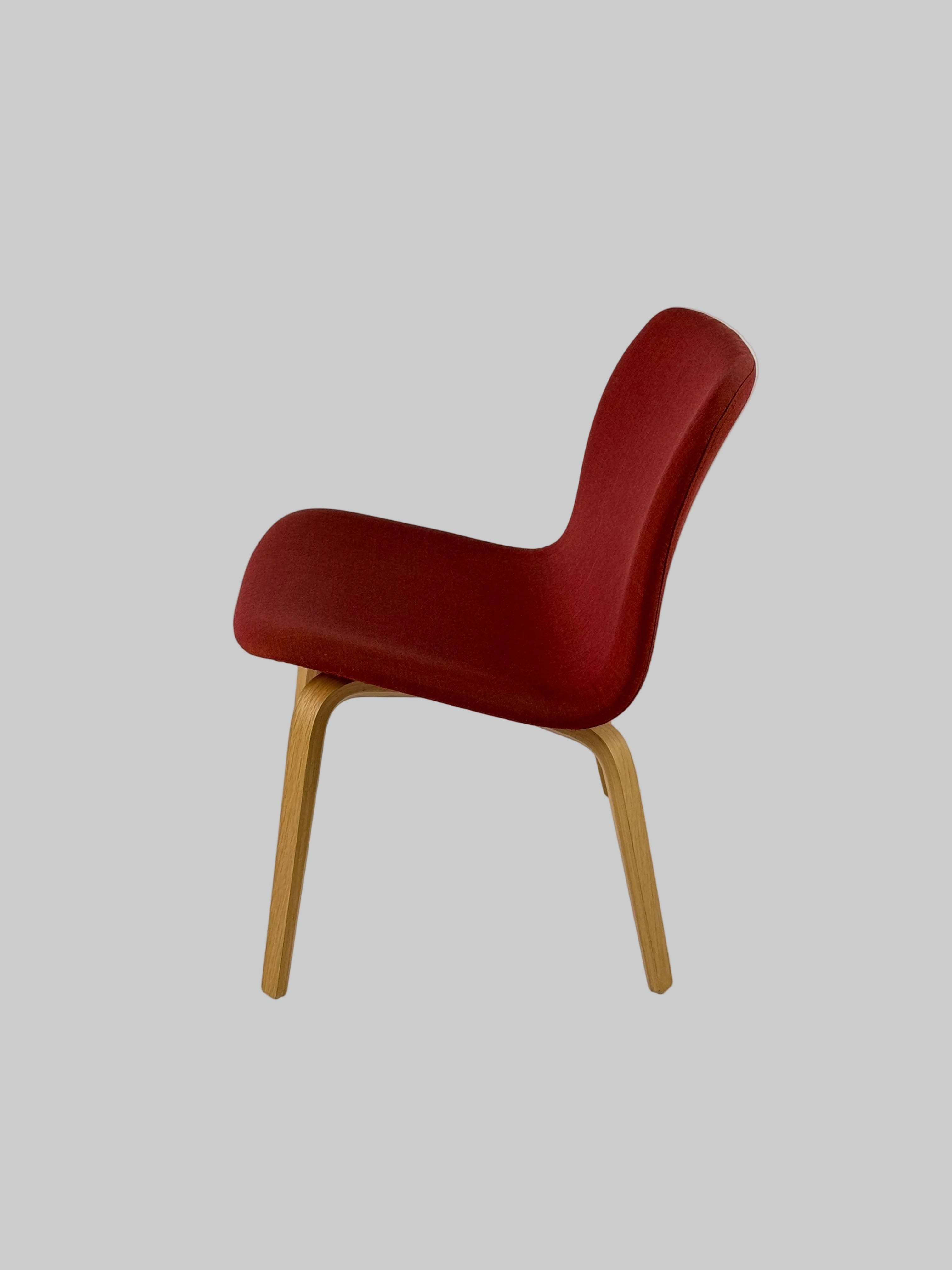 Muuto Visu Loungestol – Rød/Eg Stel
